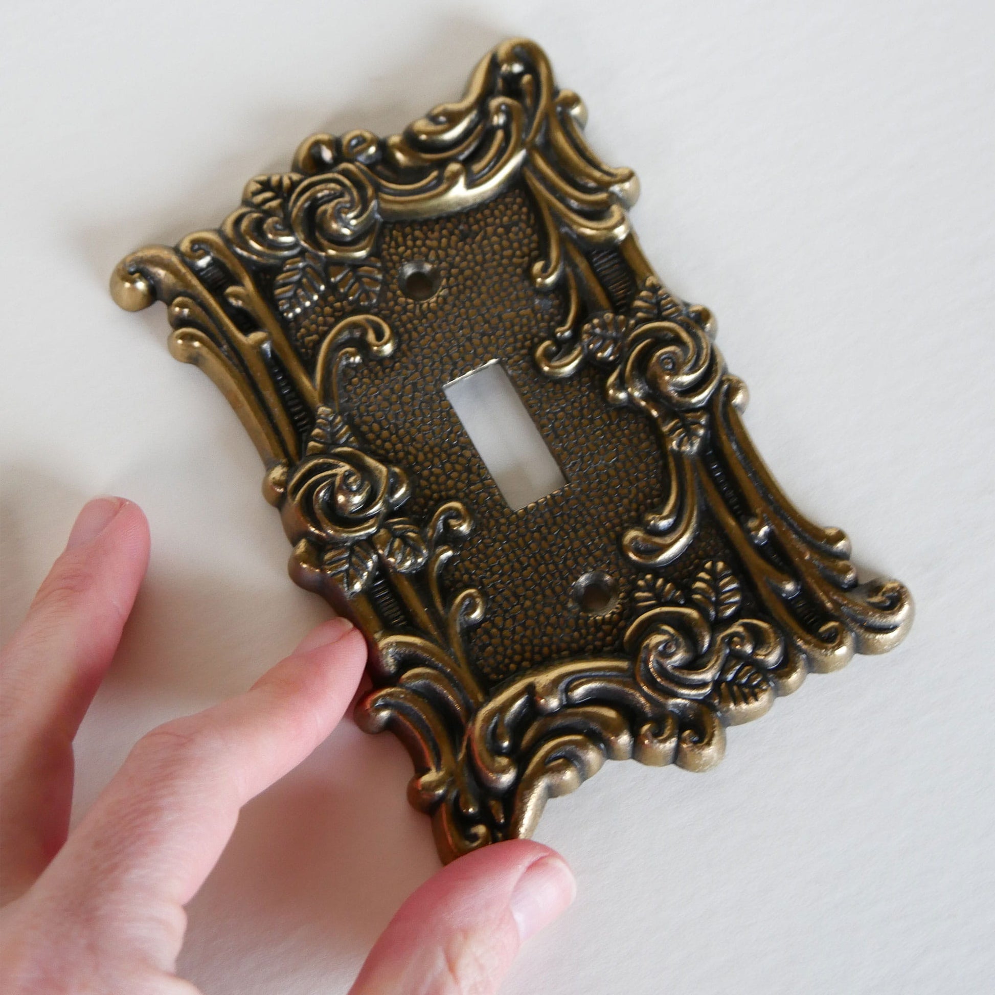 Vintage Brass Single Light Switch Cover, Rose Detail, Vintage Brass Light Cover, Vintage Floral Light Switch Cover, Vintage Brass Switch Cover, Vintage Home Decor, Vintage BRass Decor
