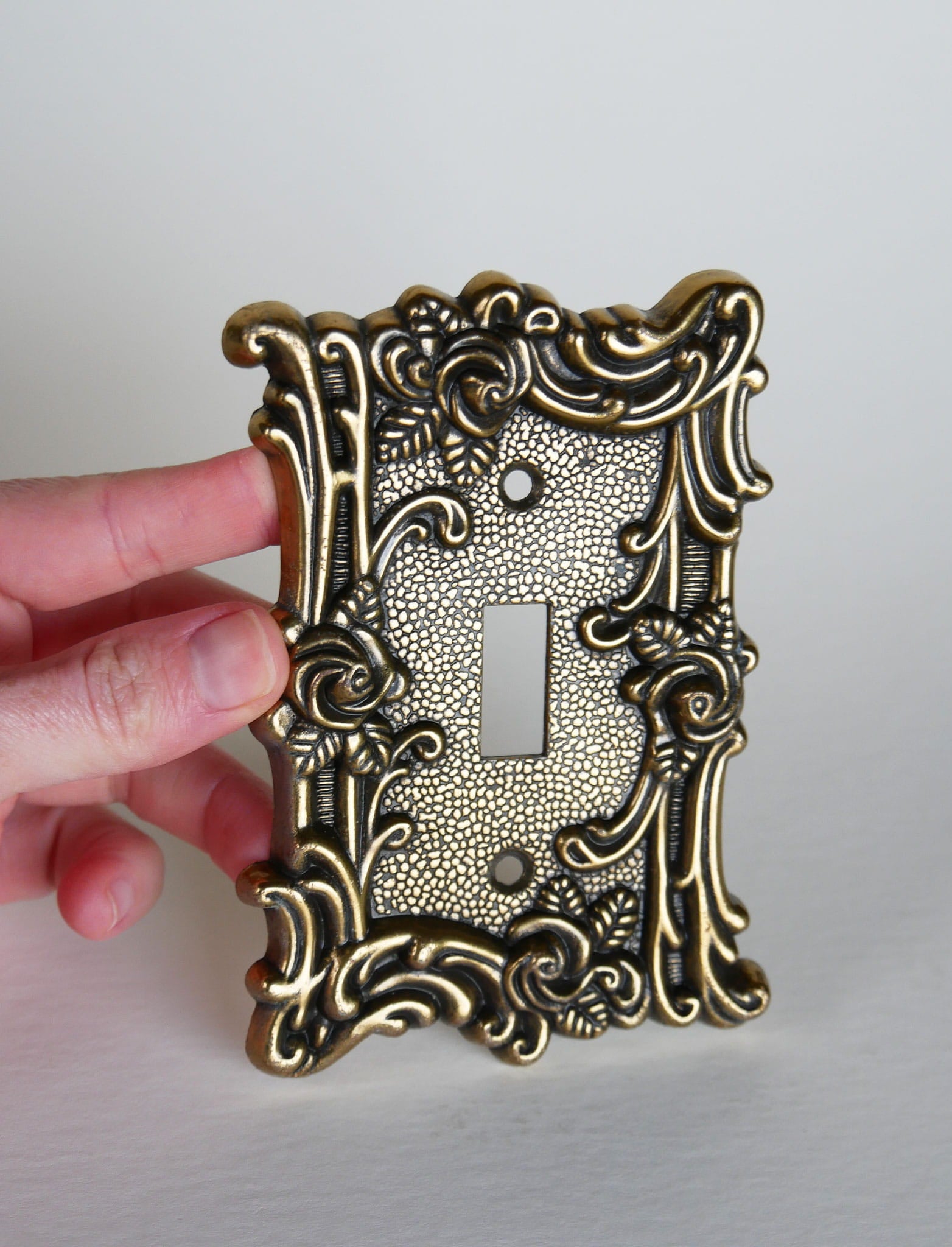 Vintage Brass Single Light Switch Cover, Rose Detail, Vintage Brass Light Cover, Vintage Floral Light Switch Cover, Vintage Brass Switch Cover, Vintage Home Decor, Vintage BRass Decor