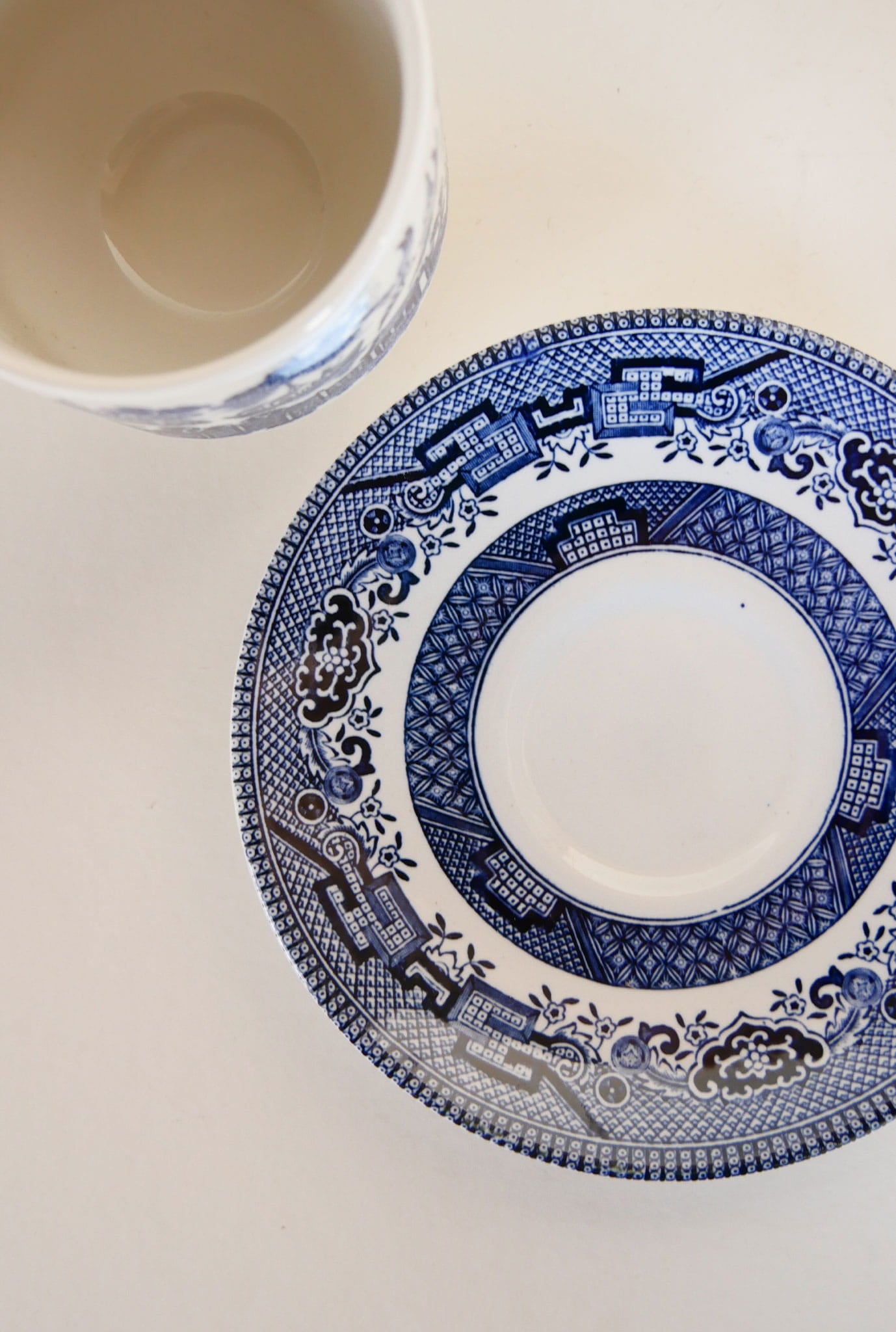 Vintage Churchill Blue Willow Teacups and Saucers, Set of 5, Blue and White Teacups and Sacuers, Vintage Blue and White Trasferware, Vintage Blue and White Teacup Set, Vintage Churchill Teacups, Vintage Teacups
