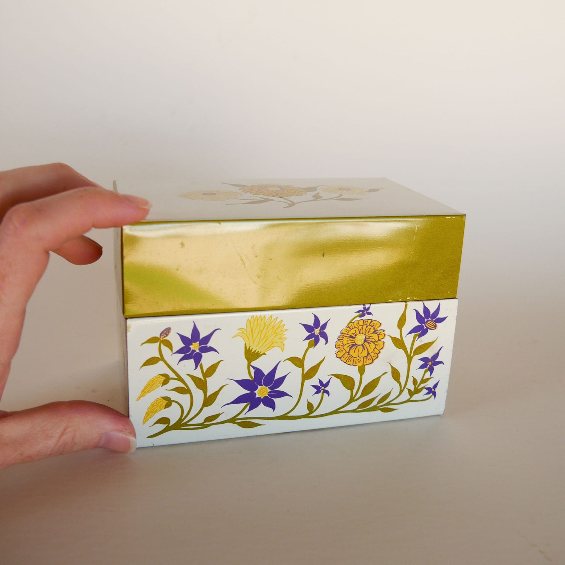 Vintage Floral Retro Metal Recipe Holder, Vintage Recipe Holder, Vintage Recipe Box, Vintage Retro Kitchen Decor, Vintage Metal Tin, Metal Tin Recipe Holder, Vintage Floral Metal Tin, Retro Kitchen DEcor, Retro Recipe Holder, Vintage Floral Metal Recipe Box