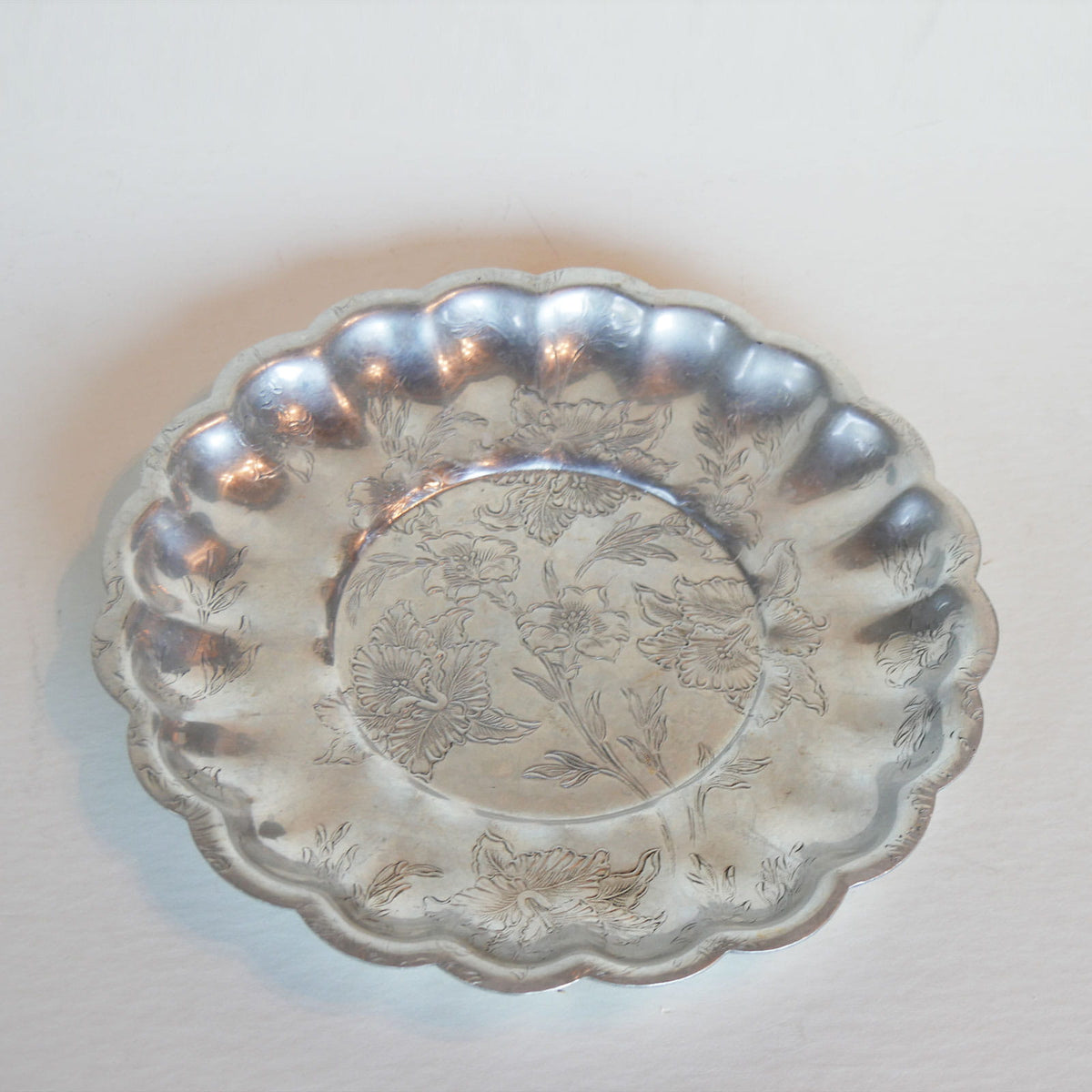 Vintage Aluminum Floral Etched Scallop Platter, Vintage Plate Wall, Vintage Silver Floral Plate, Vintage Aluminum Plate Wall, Vintage Floral Etched Aluminum Plate