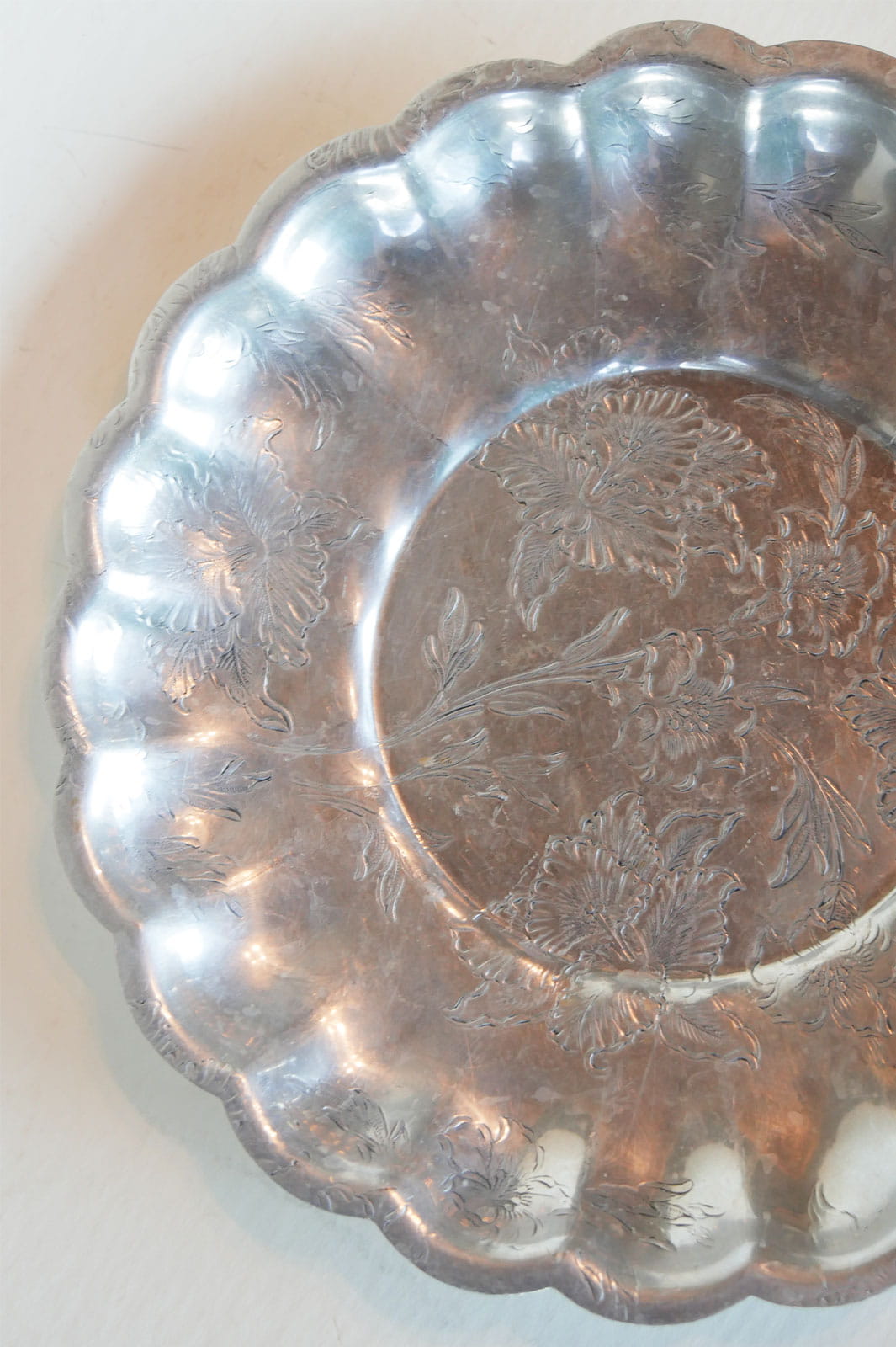Vintage Aluminum Floral Etched Scallop Platter, Vintage Plate Wall, Vintage Silver Floral Plate, Vintage Aluminum Plate Wall, Vintage Floral Etched Aluminum Plate