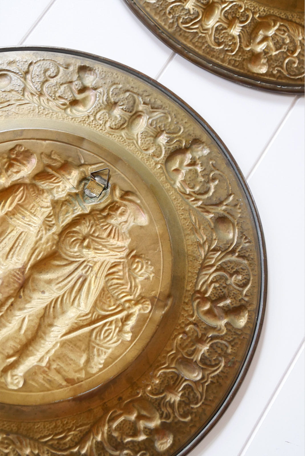 Vintage Embossed Brass Colonial Scene Wall Plates, Vintage Brass Plates, Decorative Brass Plate, Colonial Brass Plate DEcor, Vintage Colonial Wall Decor