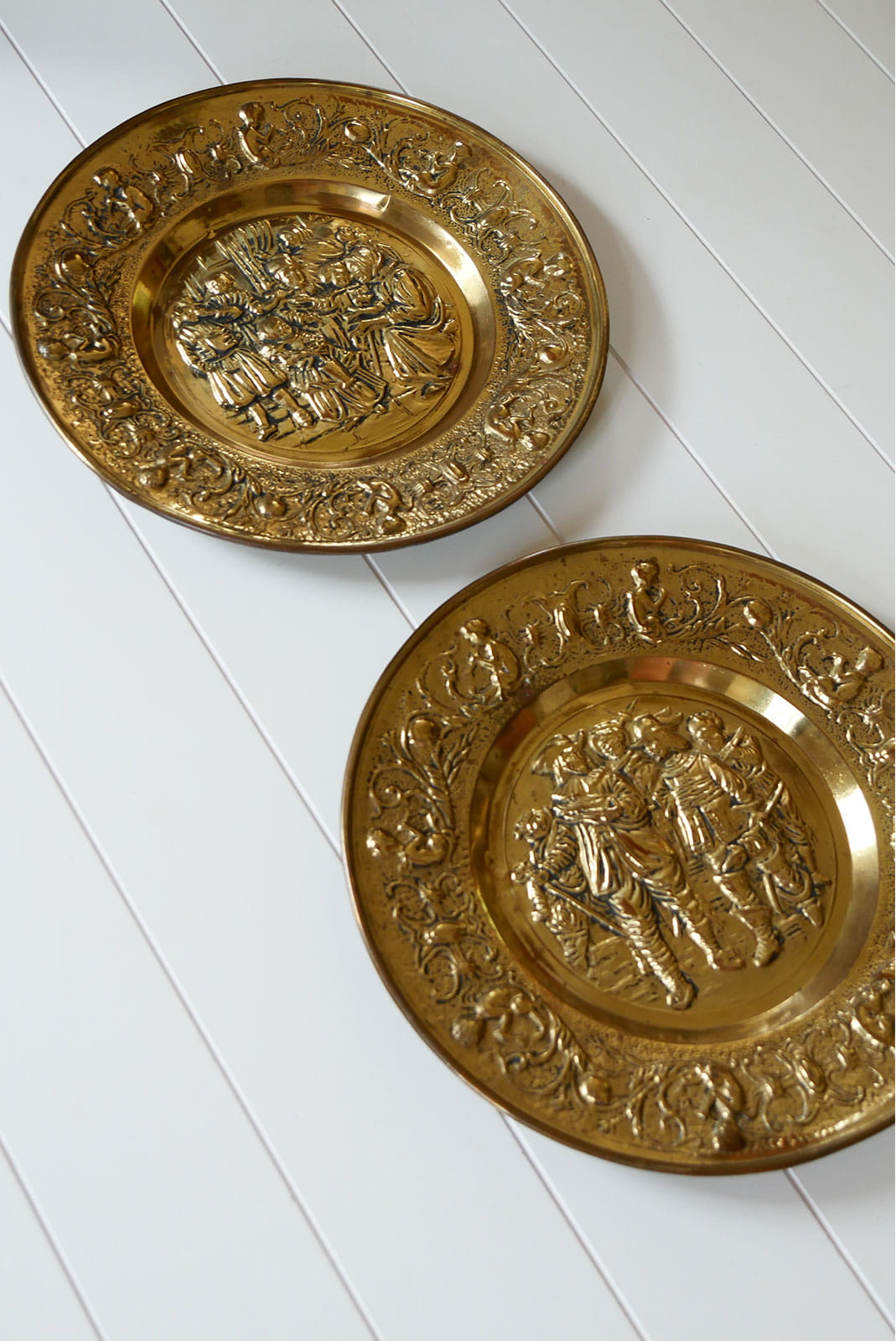 Vintage Embossed Brass Colonial Scene Wall Plates, Vintage Brass Plates, Decorative Brass Plate, Colonial Brass Plate DEcor, Vintage Colonial Wall Decor