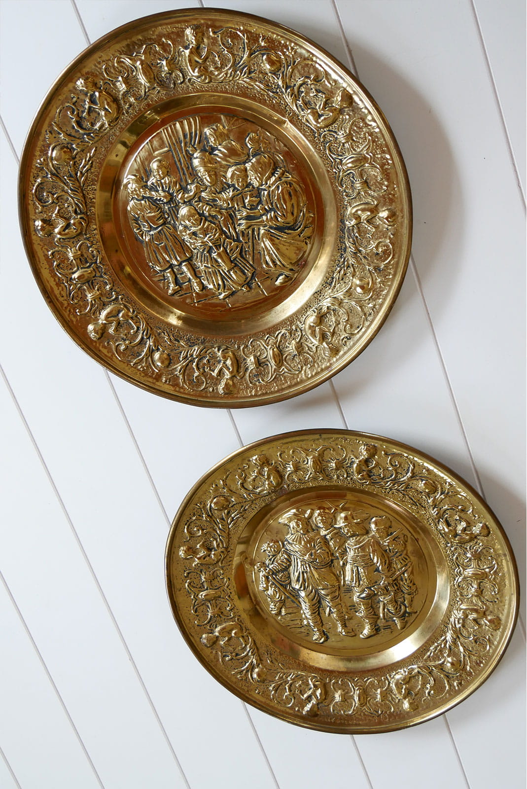 Vintage Embossed Brass Colonial Scene Wall Plates, Vintage Brass Plates, Decorative Brass Plate, Colonial Brass Plate DEcor, Vintage Colonial Wall Decor