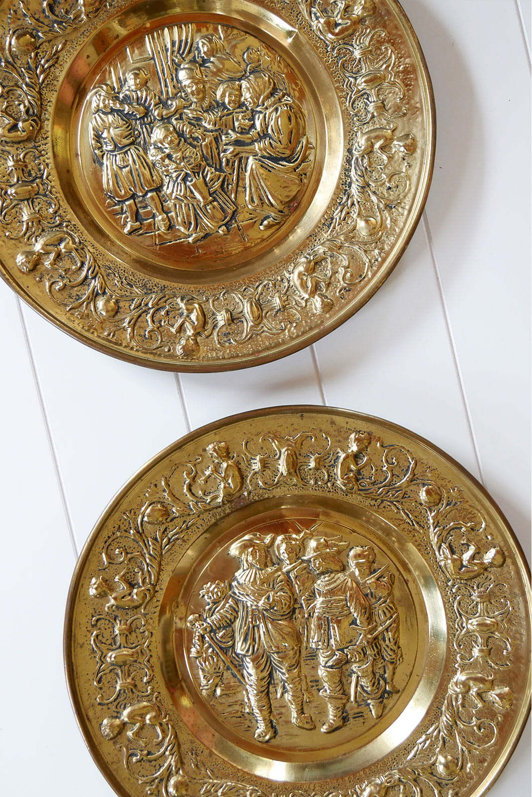 Vintage Embossed Brass Colonial Scene Wall Plates, Vintage Brass Plates, Decorative Brass Plate, Colonial Brass Plate DEcor, Vintage Colonial Wall Decor