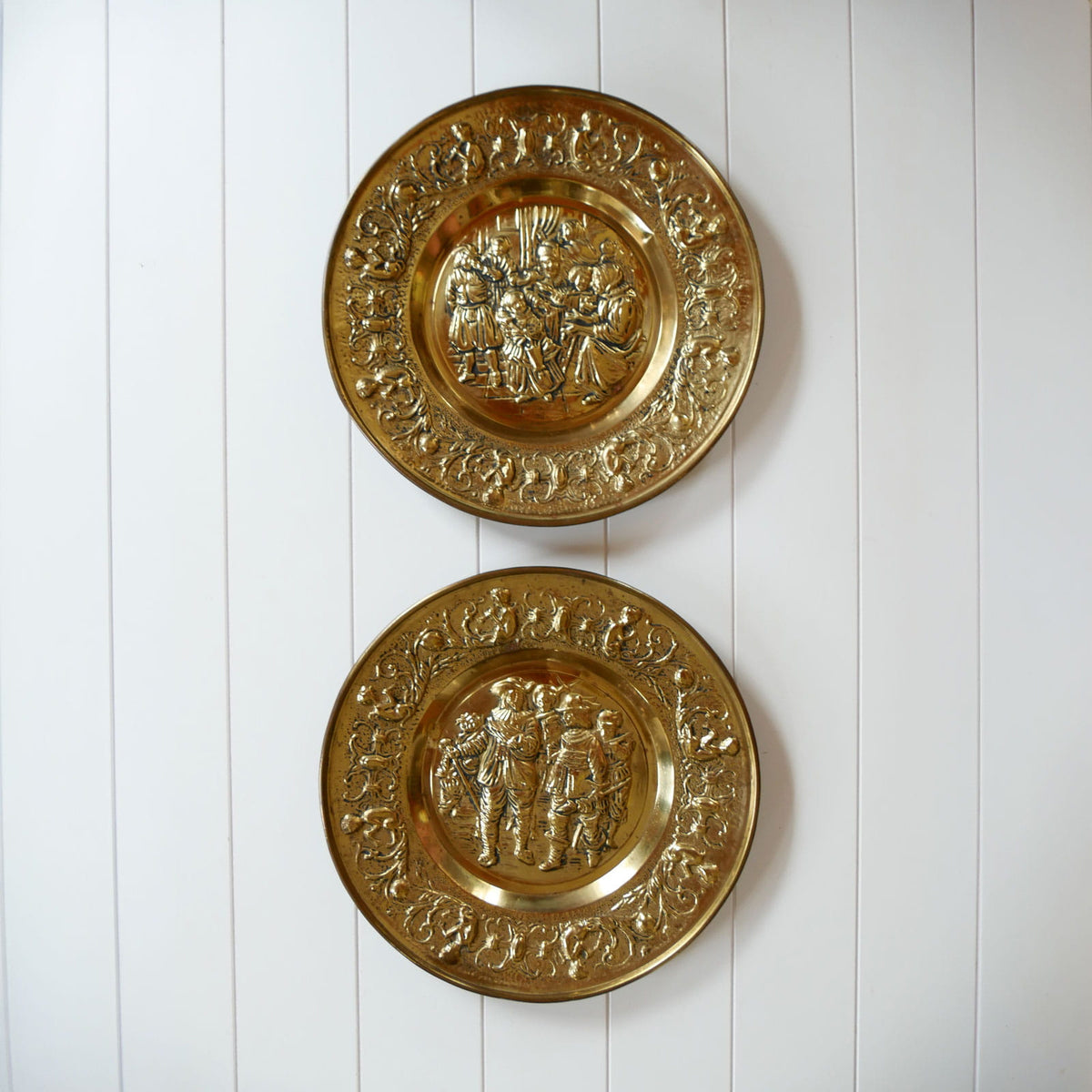 Vintage Embossed Brass Colonial Scene Wall Plates, Vintage Brass Plates, Decorative Brass Plate, Colonial Brass Plate DEcor, Vintage Colonial Wall Decor