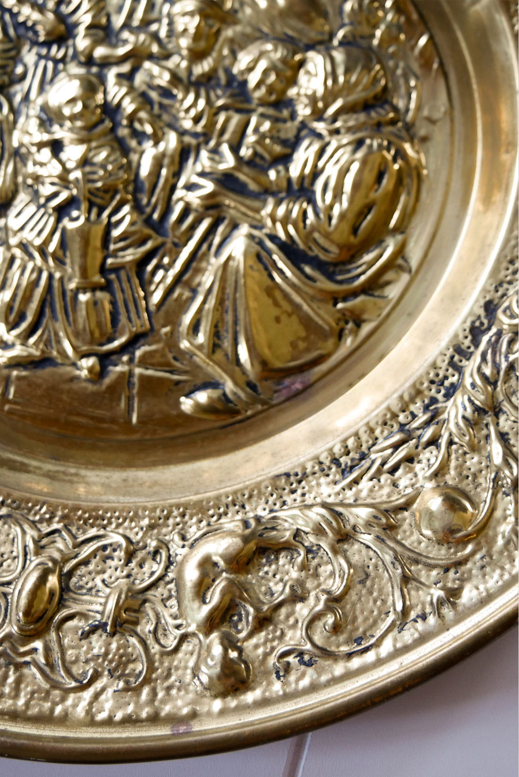 Vintage Embossed Brass Colonial Scene Wall Plates, Vintage Brass Plates, Decorative Brass Plate, Colonial Brass Plate DEcor, Vintage Colonial Wall Decor