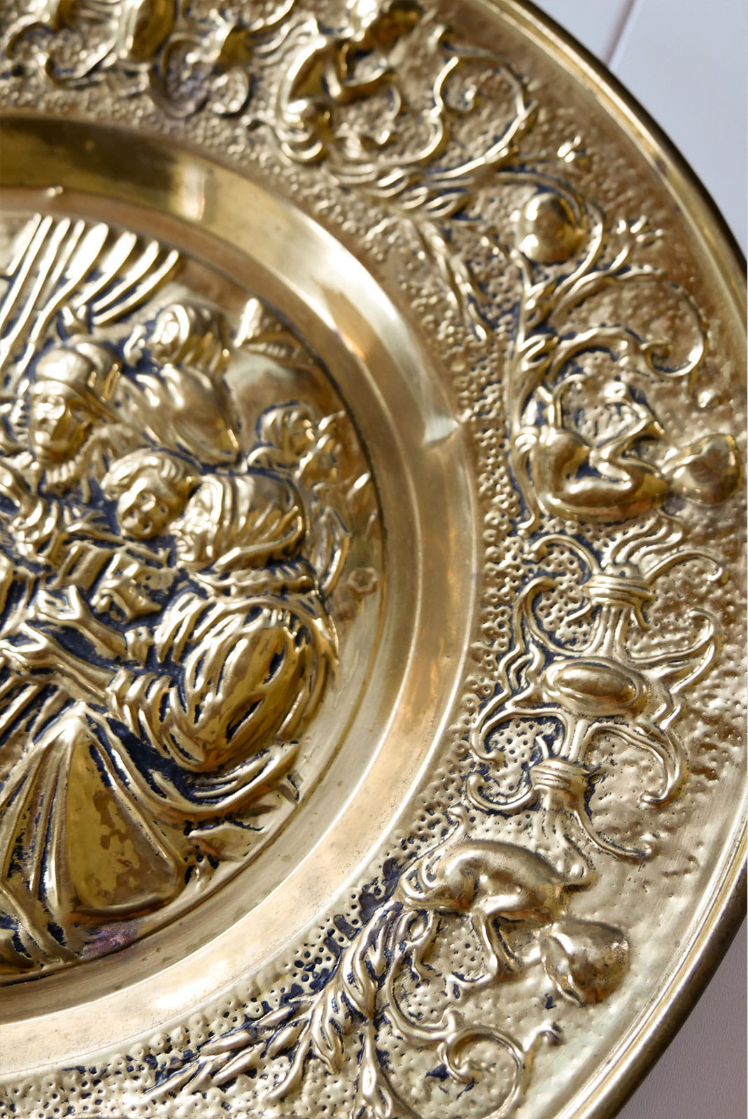 Vintage Embossed Brass Colonial Scene Wall Plates, Vintage Brass Plates, Decorative Brass Plate, Colonial Brass Plate DEcor, Vintage Colonial Wall Decor