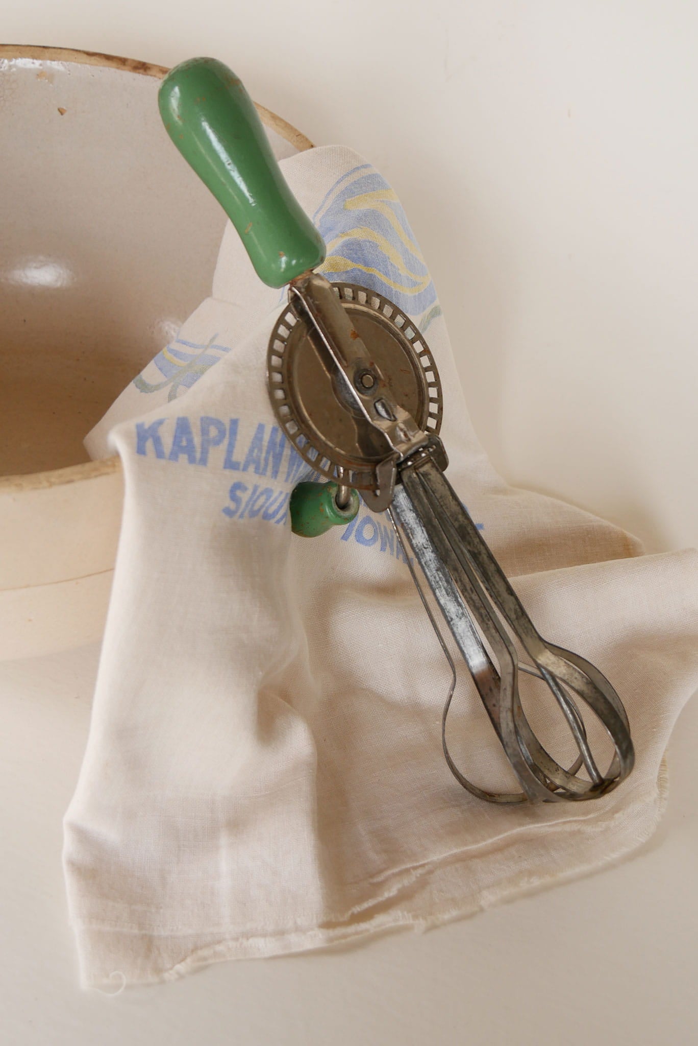 Vintage Handheld Mixer with Green Handles, Country Kitchen Utensils, Vintage Green Kitchen Utensils, Vintage REtro Green Kitchen, Vintage Egg Mixer, Vintage Green Handle Egg Mixer