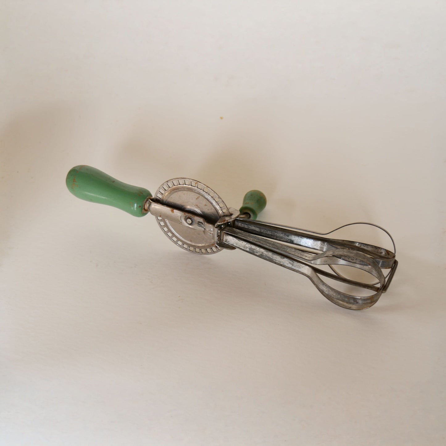 Vintage Handheld Mixer with Green Handles, Country Kitchen Utensils, Vintage Green Kitchen Utensils, Vintage REtro Green Kitchen, Vintage Egg Mixer, Vintage Green Handle Egg Mixer