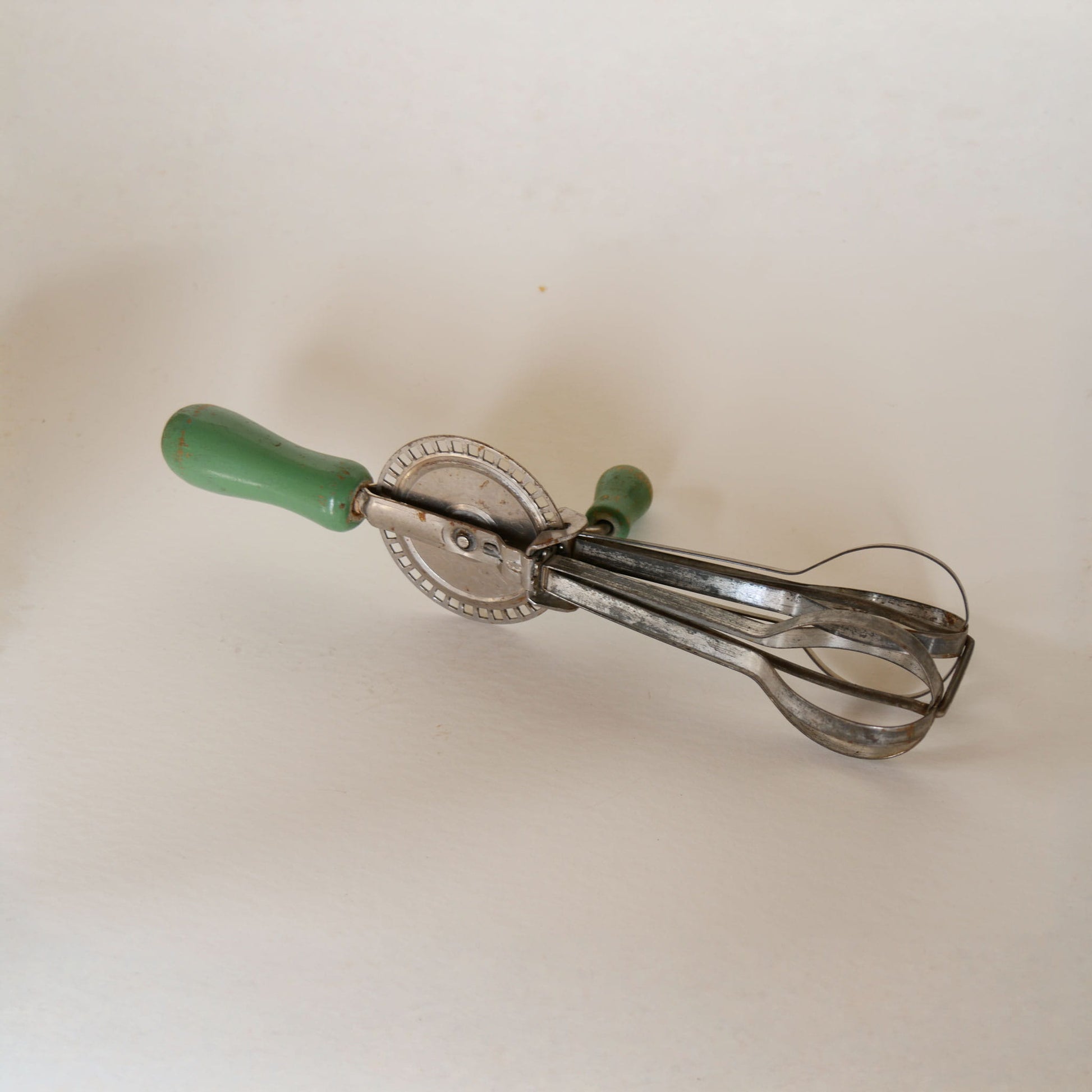 Vintage Handheld Mixer with Green Handles, Country Kitchen Utensils, Vintage Green Kitchen Utensils, Vintage REtro Green Kitchen, Vintage Egg Mixer, Vintage Green Handle Egg Mixer