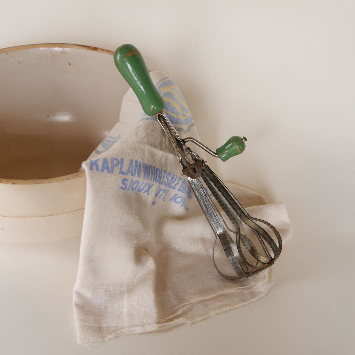 Vintage Handheld Mixer with Green Handles, Country Kitchen Utensils, Vintage Green Kitchen Utensils, Vintage REtro Green Kitchen, Vintage Egg Mixer, Vintage Green Handle Egg Mixer