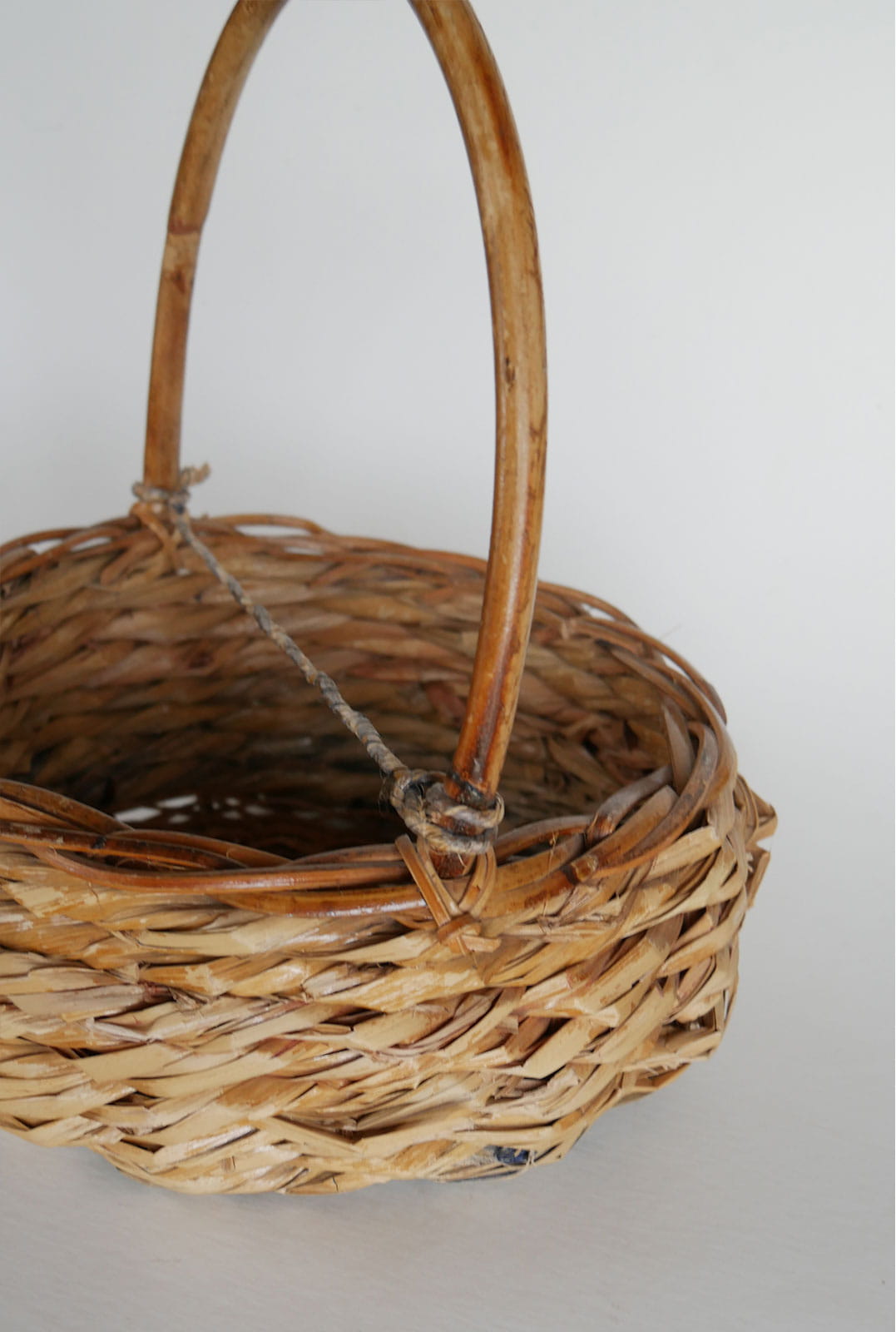 Vintage Handwoven Bamboo Handle Basket, Cottage Basket, Vintage Basket, Vintage Farmhouse Basket, Vintage Handle Basket, Vintage Cottage Basket, Vintage Cottagecore Basket