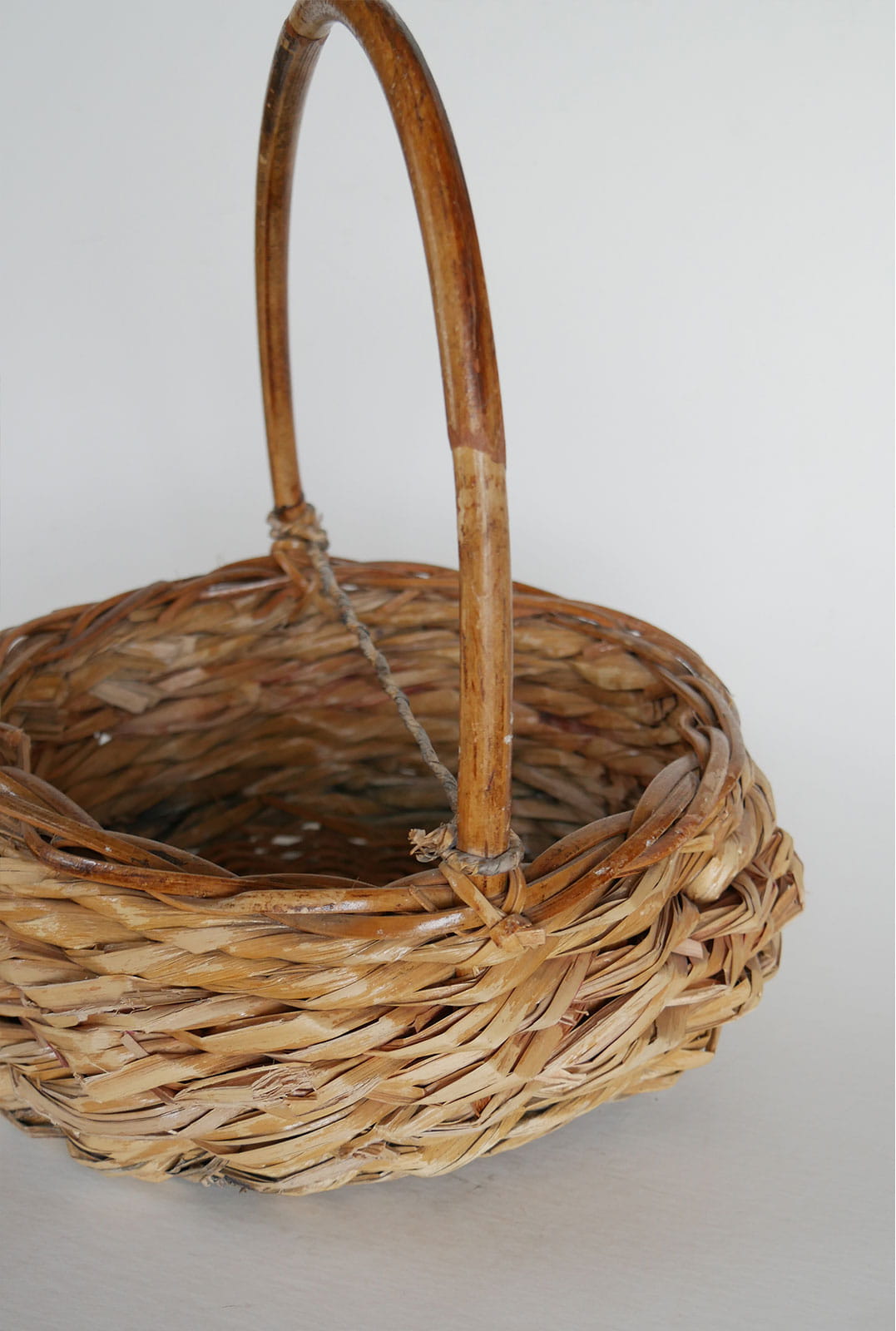 Vintage Handwoven Bamboo Handle Basket, Cottage Basket, Vintage Basket, Vintage Farmhouse Basket, Vintage Handle Basket, Vintage Cottage Basket, Vintage Cottagecore Basket