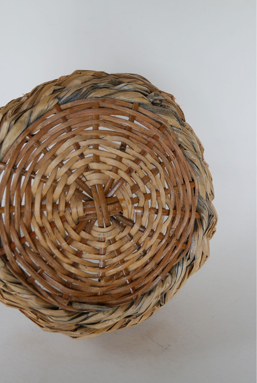 Vintage Handwoven Bamboo Handle Basket, Cottage Basket, Vintage Basket, Vintage Farmhouse Basket, Vintage Handle Basket, Vintage Cottage Basket, Vintage Cottagecore Basket