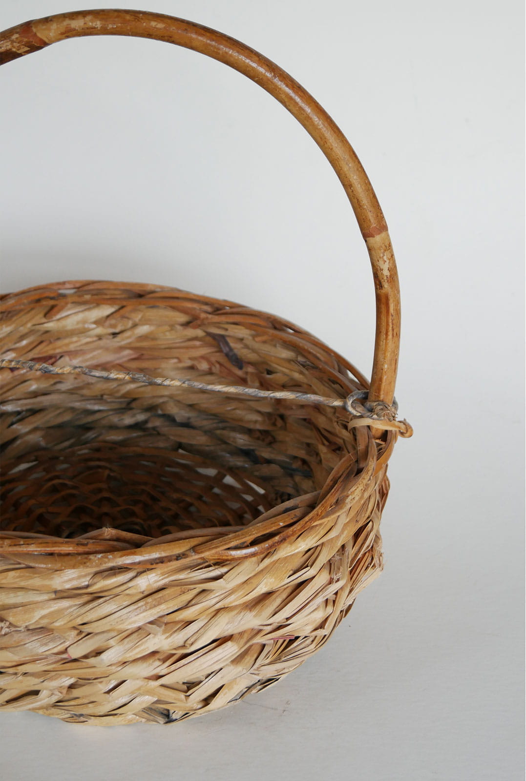 Vintage Handwoven Bamboo Handle Basket, Cottage Basket, Vintage Basket, Vintage Farmhouse Basket, Vintage Handle Basket, Vintage Cottage Basket, Vintage Cottagecore Basket