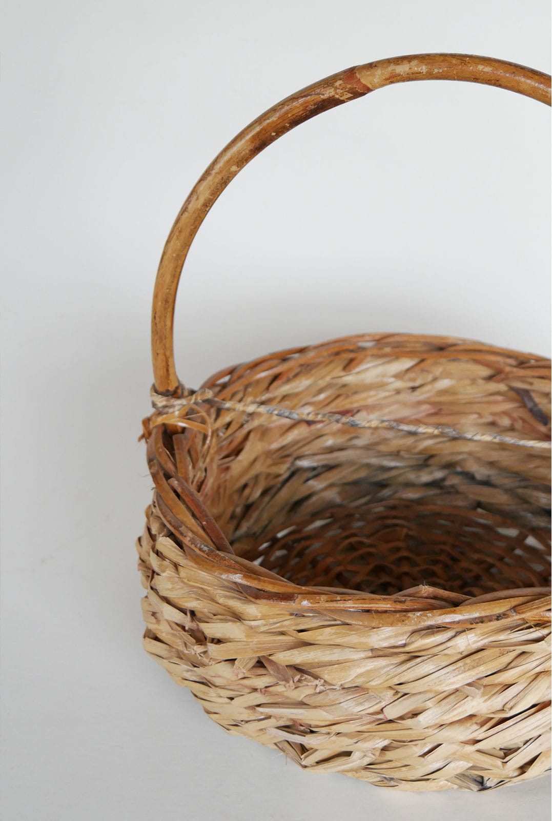 Vintage Handwoven Bamboo Handle Basket, Cottage Basket, Vintage Basket, Vintage Farmhouse Basket, Vintage Handle Basket, Vintage Cottage Basket, Vintage Cottagecore Basket