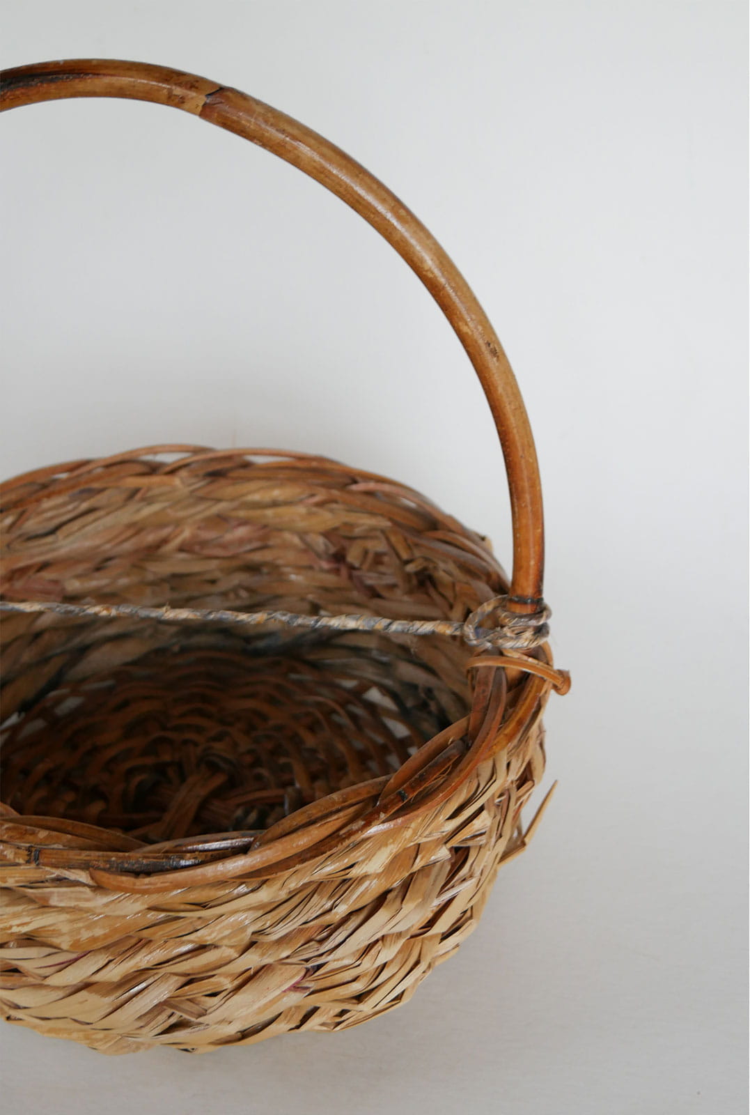 Vintage Handwoven Bamboo Handle Basket, Cottage Basket, Vintage Basket, Vintage Farmhouse Basket, Vintage Handle Basket, Vintage Cottage Basket, Vintage Cottagecore Basket
