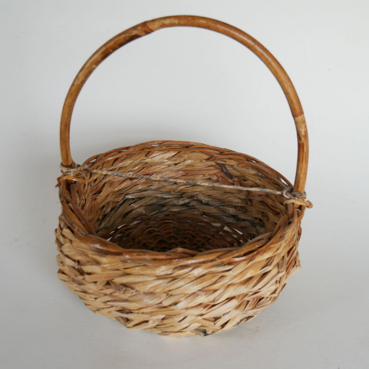 Vintage Handwoven Bamboo Handle Basket, Cottage Basket, Vintage Basket, Vintage Farmhouse Basket, Vintage Handle Basket, Vintage Cottage Basket, Vintage Cottagecore Basket
