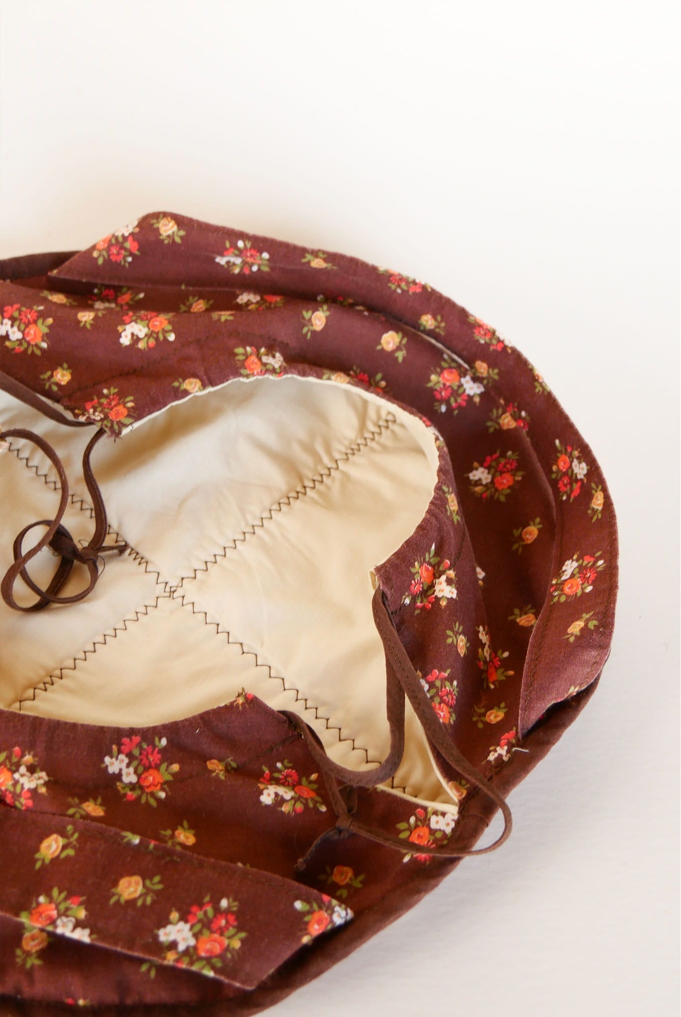 Vintage Handmade Floral Pie Carrier, Fabric Pie Carrier, Vintage Pie Carrier, Vintage Kitchen DEcor, Vintage Pie Decor, Vintage Fabric Dish Carrier, VIntage Fabric Round Dish Carrier