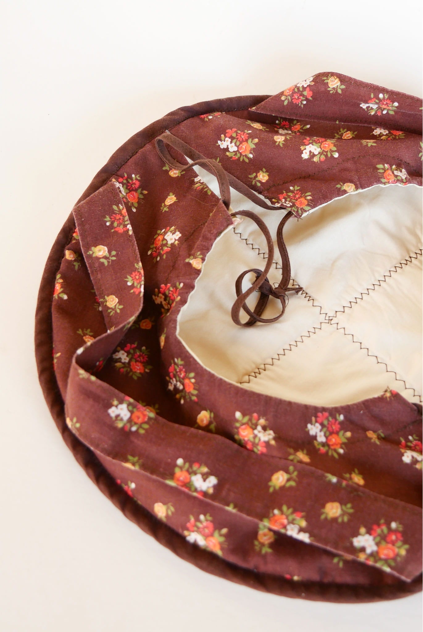 Vintage Handmade Floral Pie Carrier, Fabric Pie Carrier, Vintage Pie Carrier, Vintage Kitchen DEcor, Vintage Pie Decor, Vintage Fabric Dish Carrier, VIntage Fabric Round Dish Carrier