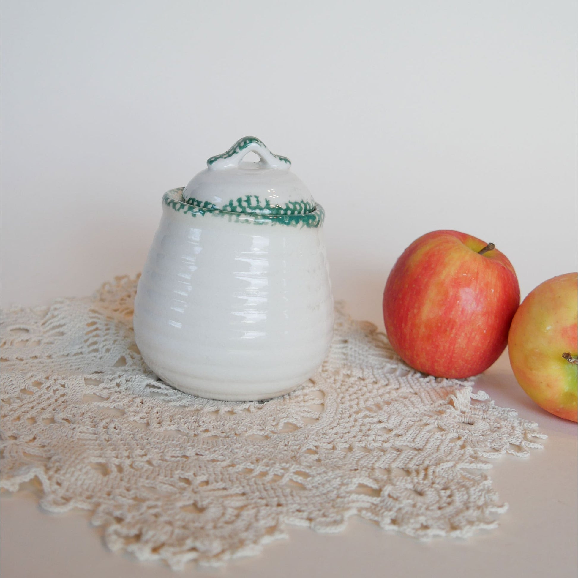 Vintage Handpainted Apple Sigar Dish with Lid Vintage Country Apple Stoneware Vintage Coutnry Apple Jar with Lid