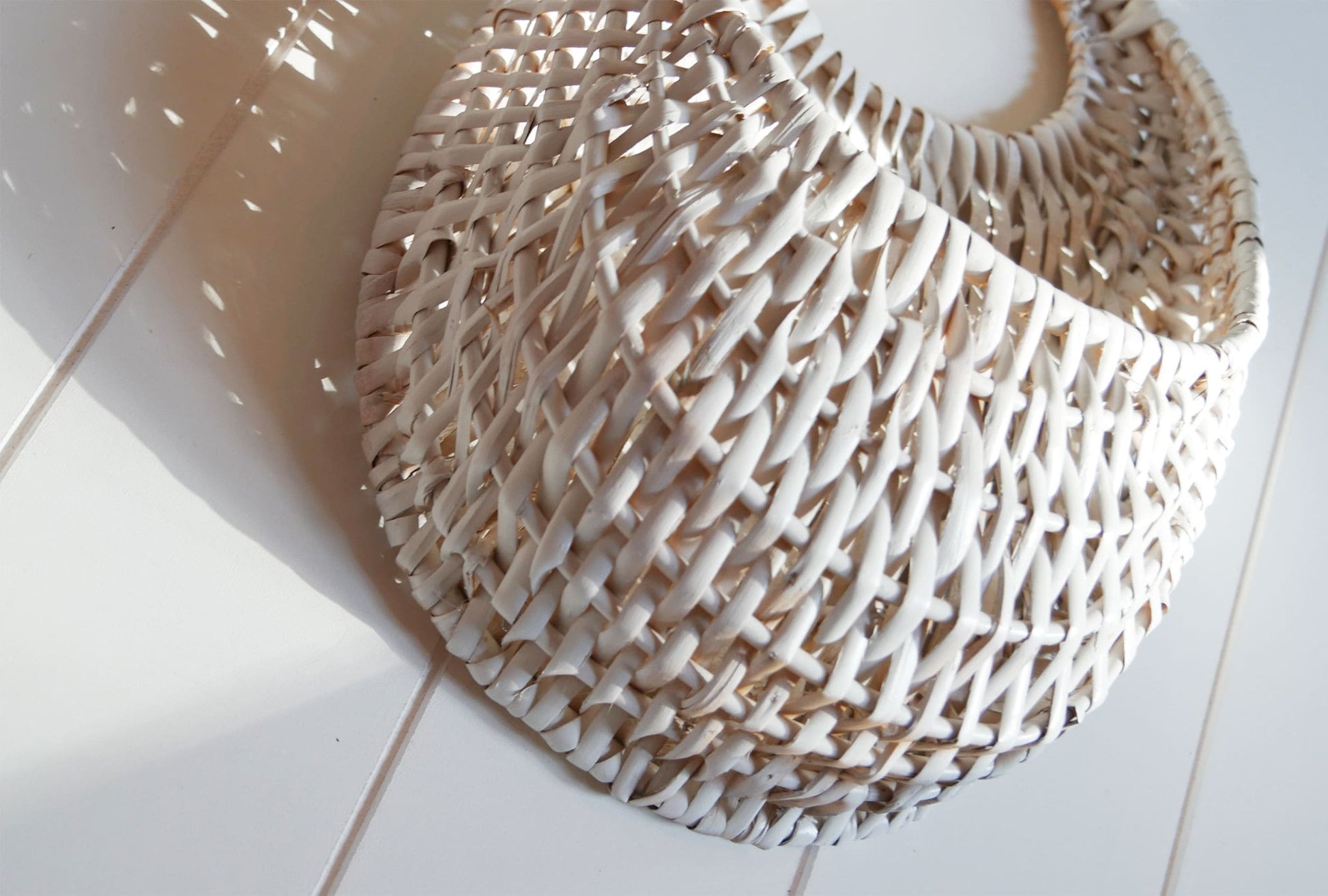 Vintage White Painted Wicker Hanging Wall Basket, Vintage White Farmhouse Basket, Wall Basket, Wall Pocket Basket