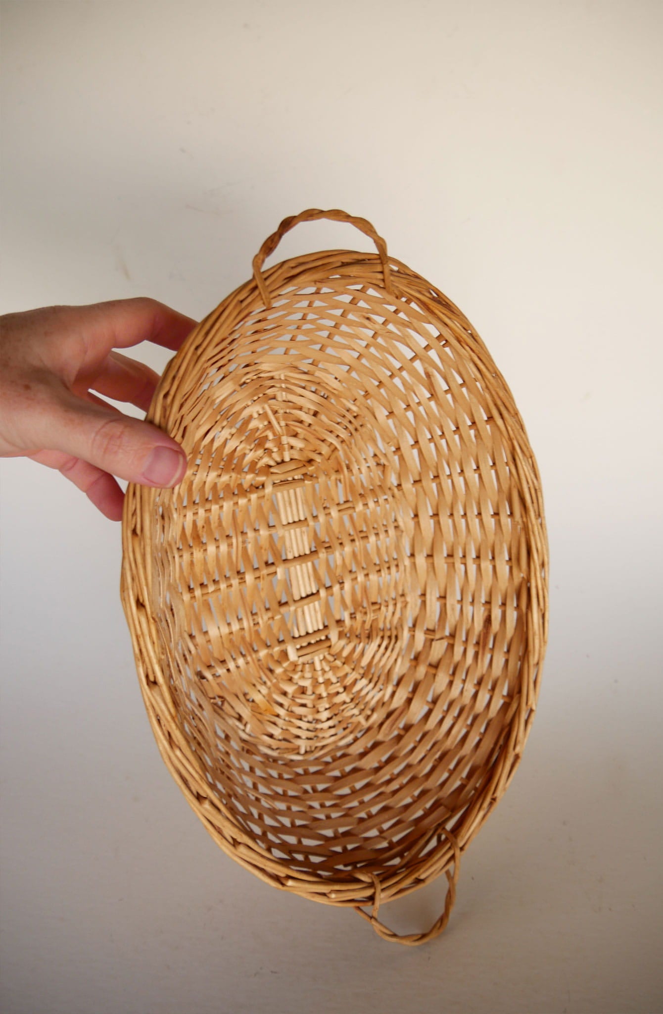 Vintage Light Wicker Oval Basket with Handles, Vintage Wicker Basket Tray, Vintage Boho Basket, Vintage Farmhouse Basket, Boho Basket Wall