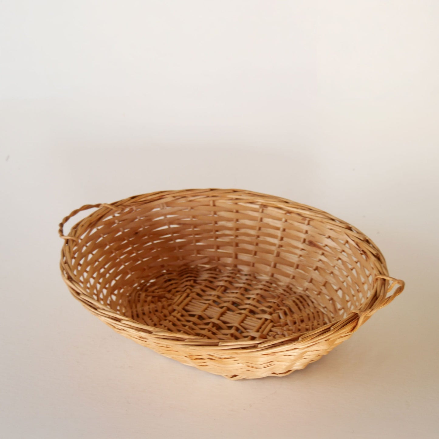 Vintage Light Wicker Oval Basket with Handles, Vintage Wicker Basket Tray, Vintage Boho Basket, Vintage Farmhouse Basket, Boho Basket Wall