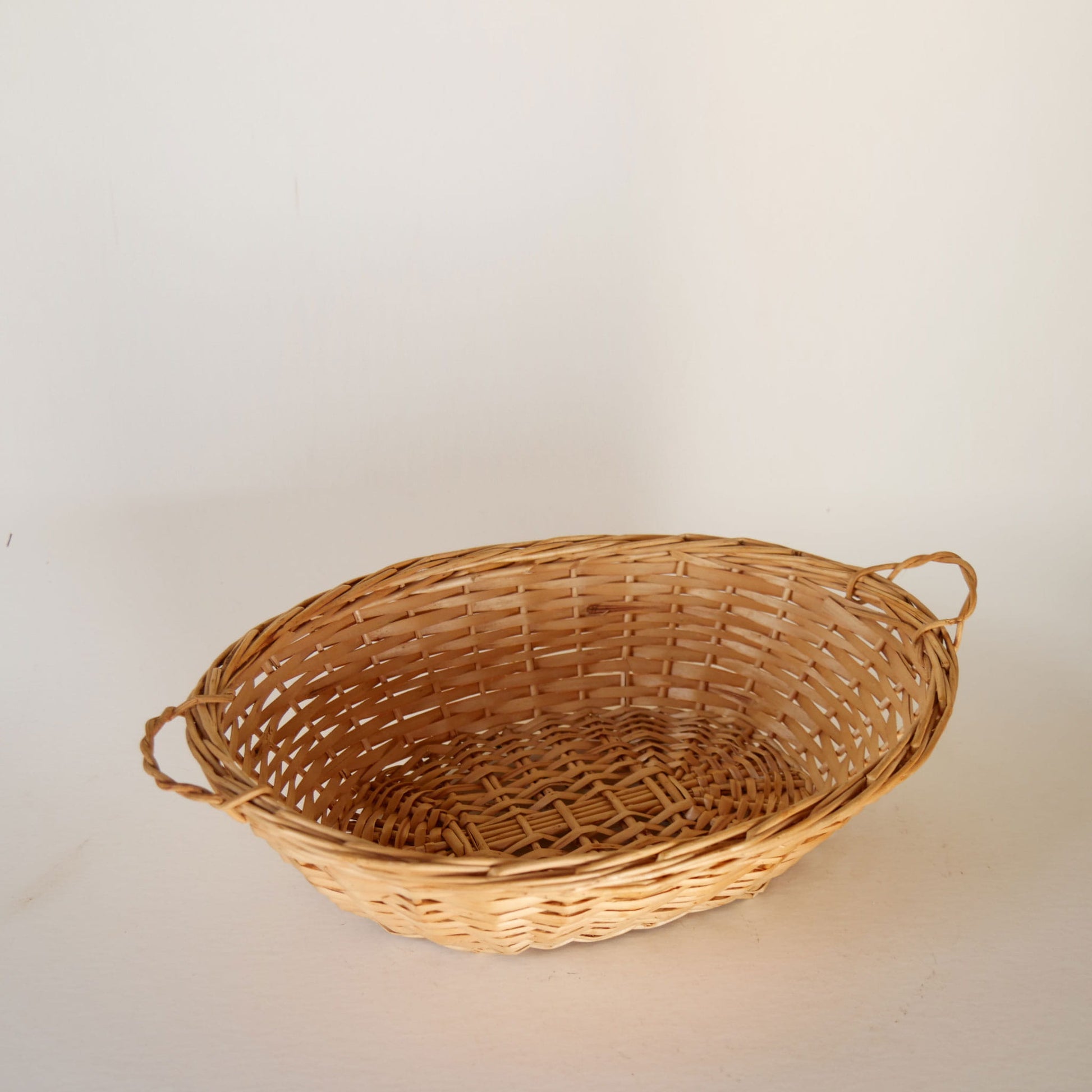 Vintage Light Wicker Oval Basket with Handles, Vintage Wicker Basket Tray, Vintage Boho Basket, Vintage Farmhouse Basket, Boho Basket Wall