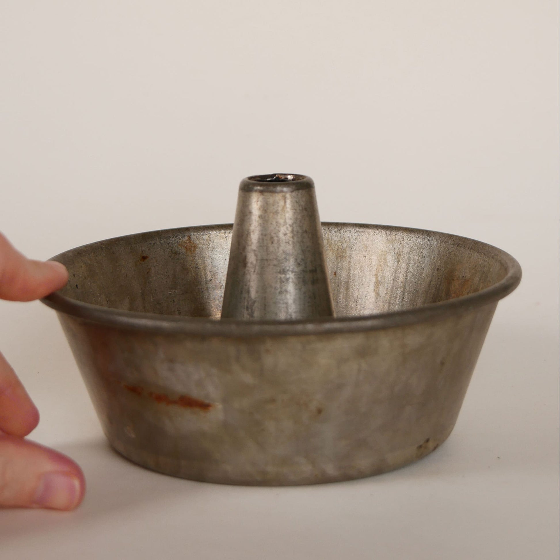 Small Vintage Metal Bundt Pan, Vintage Farmhouse Kitchen Decor, Vintage Kitchen Pan, Vintage Metal Bundt Pan