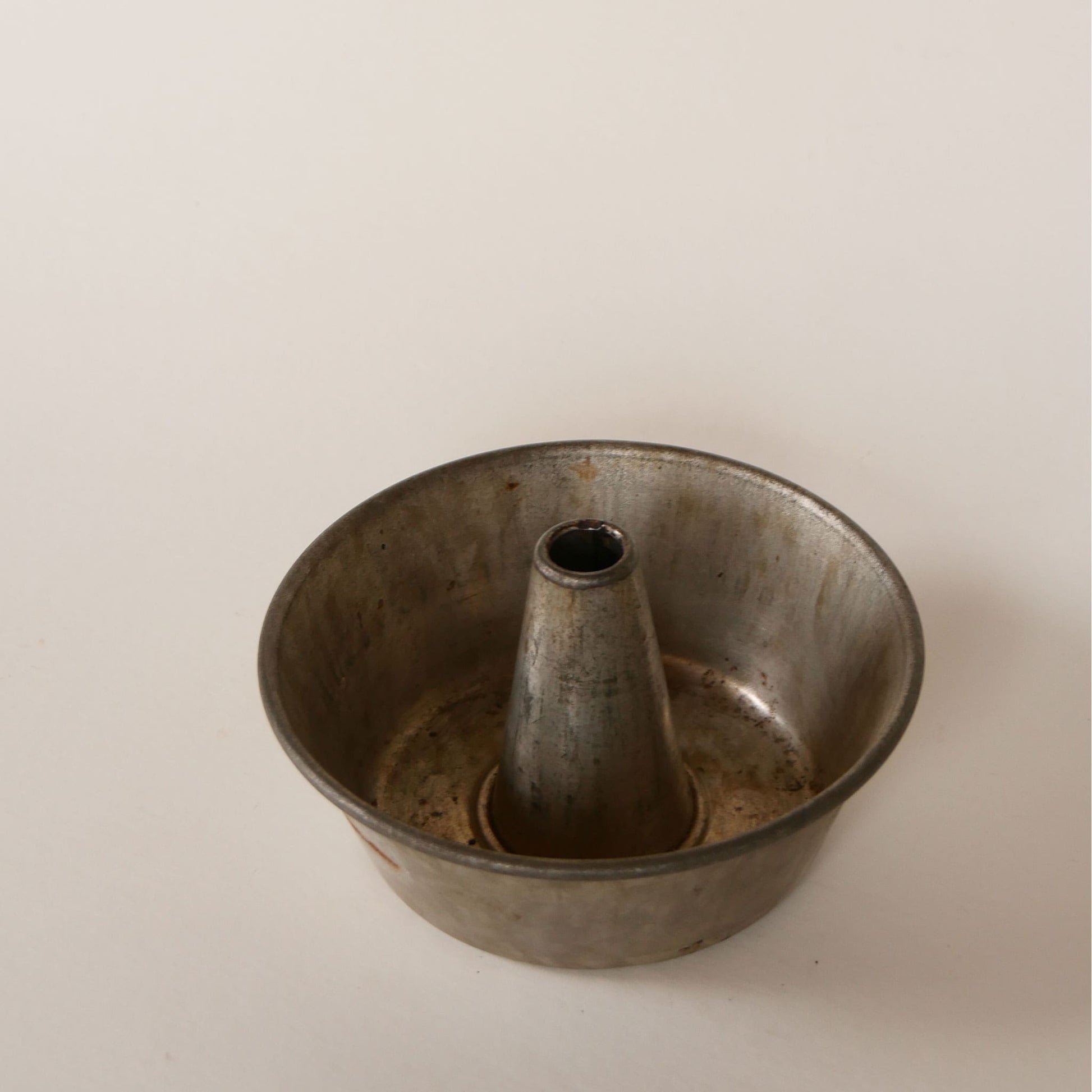 Small Vintage Metal Bundt Pan, Vintage Farmhouse Kitchen Decor, Vintage Kitchen Pan, Vintage Metal Bundt Pan