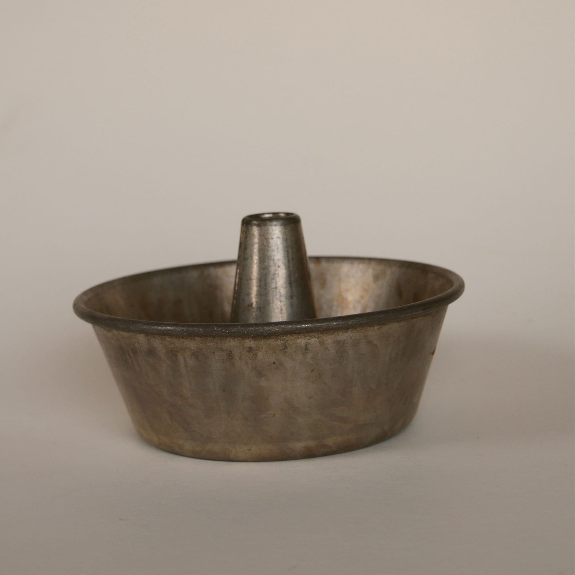 Small Vintage Metal Bundt Pan, Vintage Farmhouse Kitchen Decor, Vintage Kitchen Pan, Vintage Metal Bundt Pan