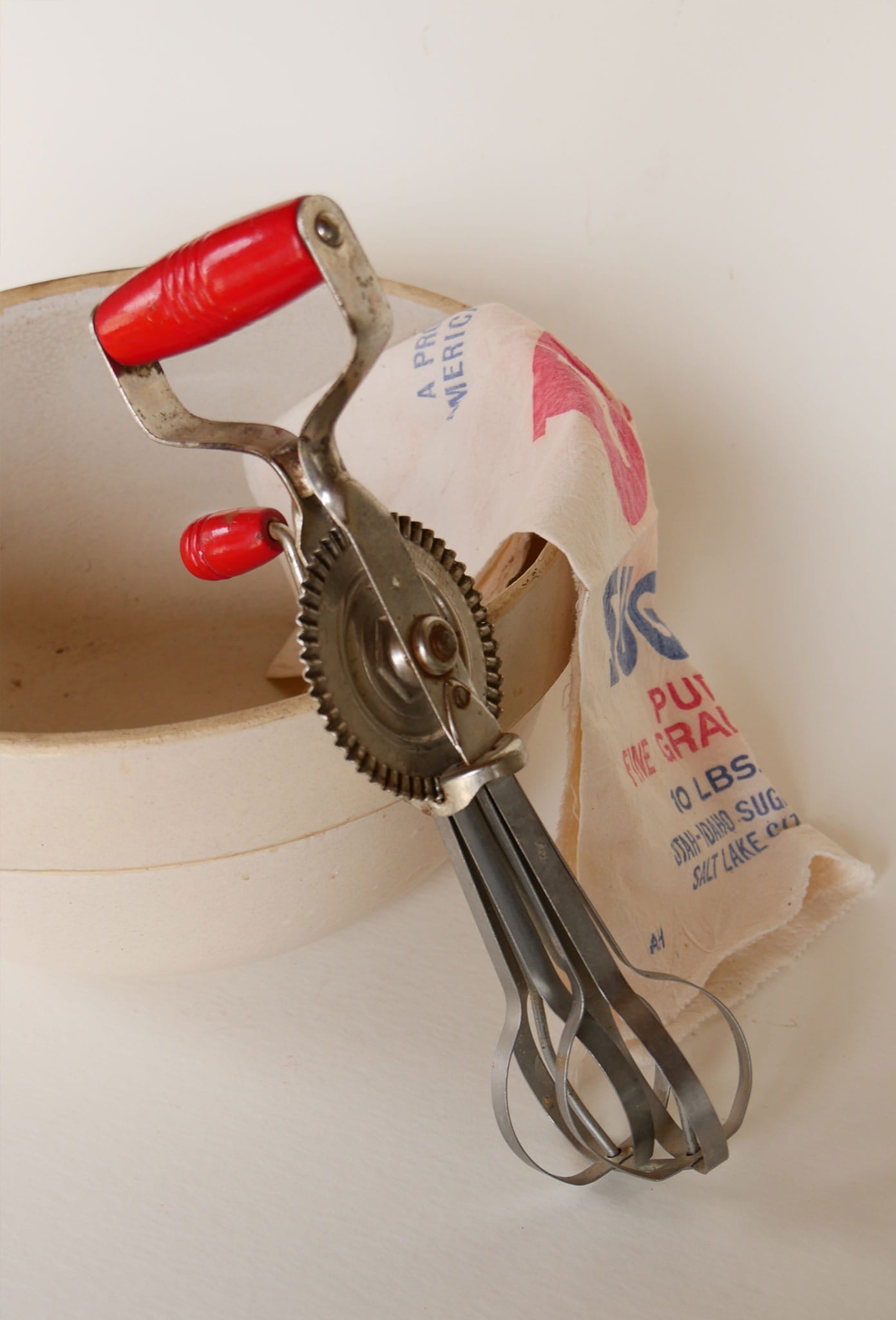 Vintage Handheld Mixer with Red Handles, Country Kitchen Utensils, Vintage Red Kitchen Utensils, Vintage REtro Red Kitchen, Vintage Egg Mixer, Vintage Red Handle Egg Mixer