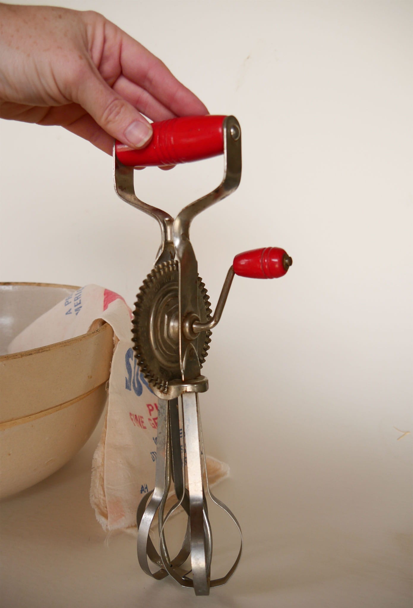 Vintage Handheld Mixer with Red Handles, Country Kitchen Utensils, Vintage Red Kitchen Utensils, Vintage REtro Red Kitchen, Vintage Egg Mixer, Vintage Red Handle Egg Mixer