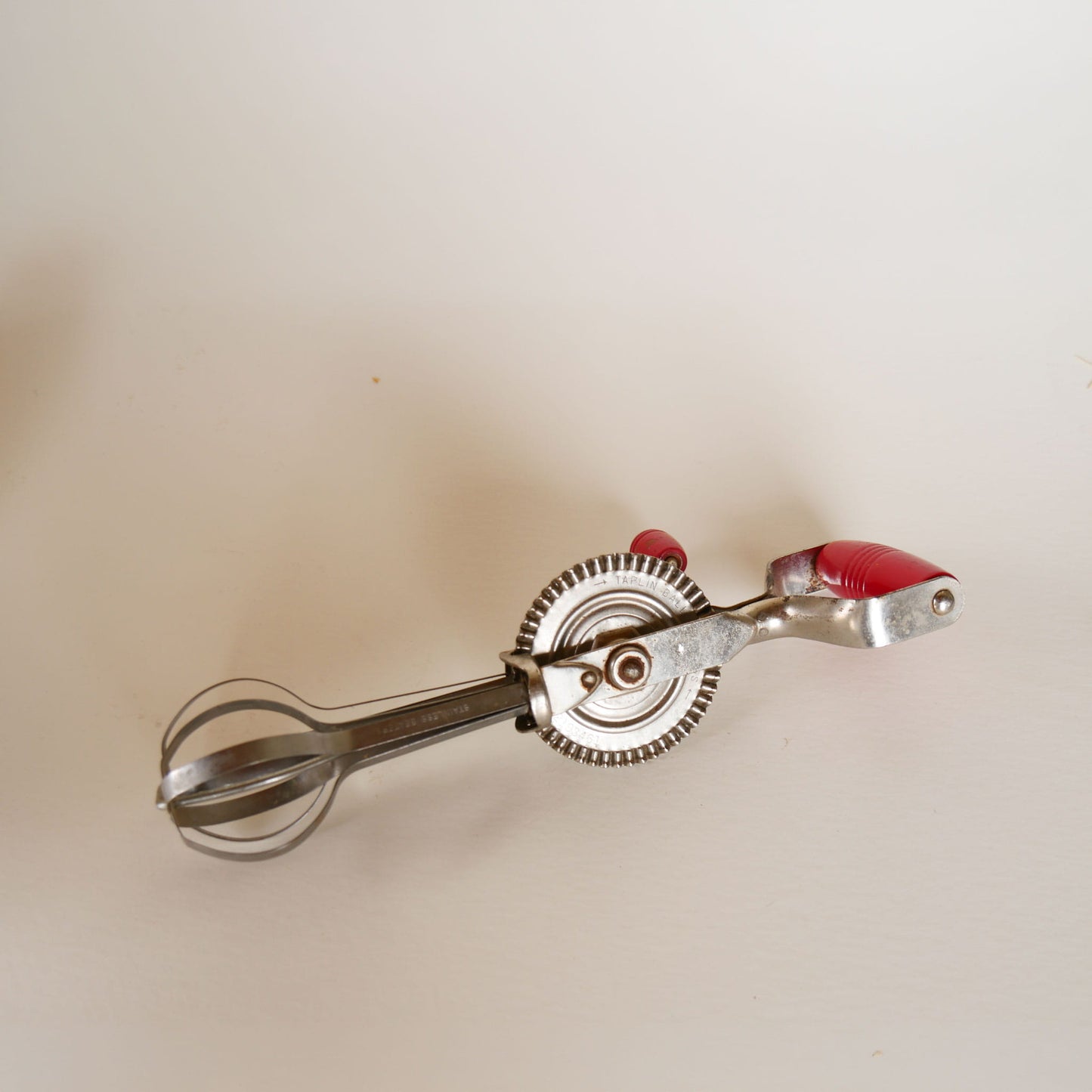 Vintage Handheld Mixer with Red Handles, Country Kitchen Utensils, Vintage Red Kitchen Utensils, Vintage REtro Red Kitchen, Vintage Egg Mixer, Vintage Red Handle Egg Mixer