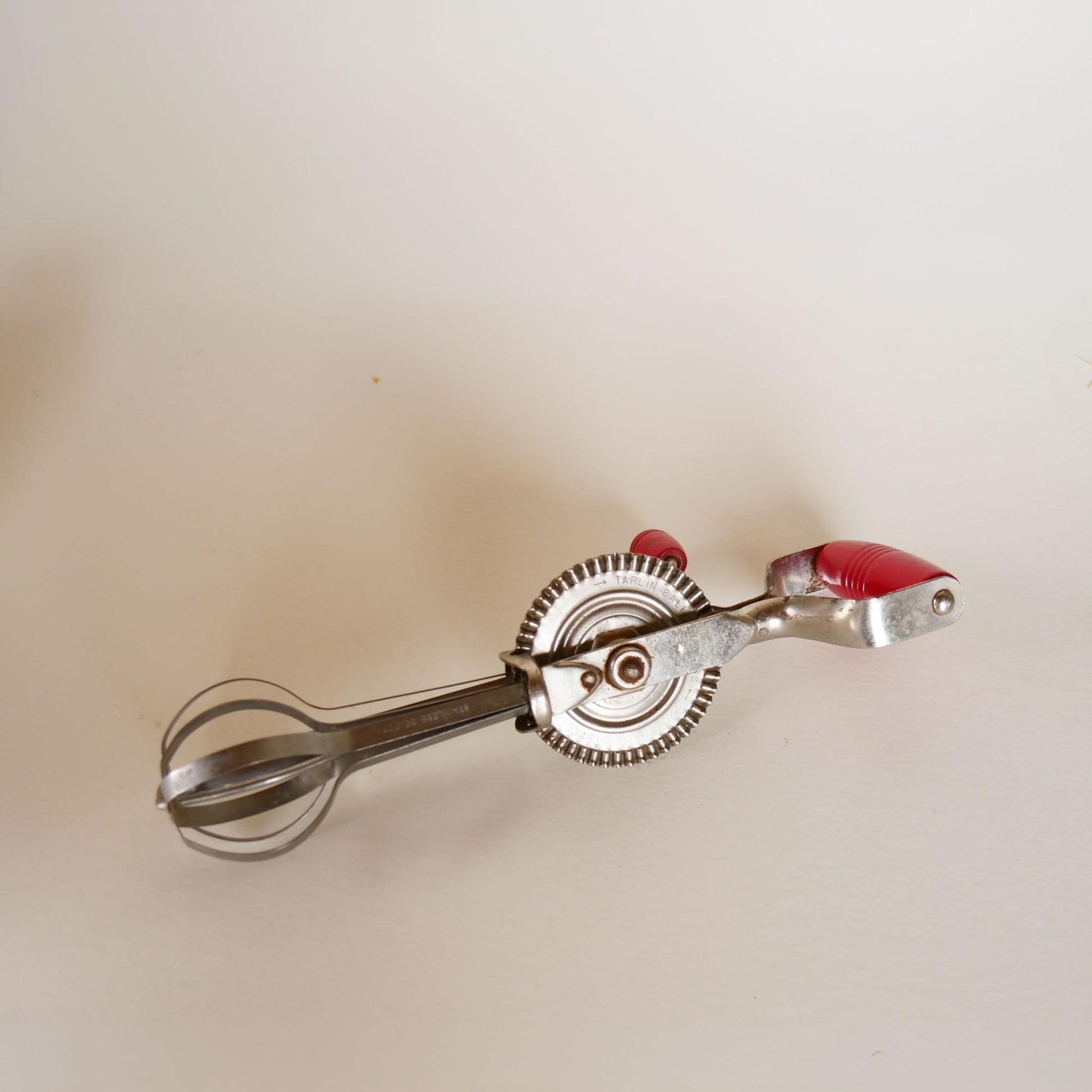 Vintage Handheld Mixer with Red Handles, Country Kitchen Utensils, Vintage Red Kitchen Utensils, Vintage REtro Red Kitchen, Vintage Egg Mixer, Vintage Red Handle Egg Mixer