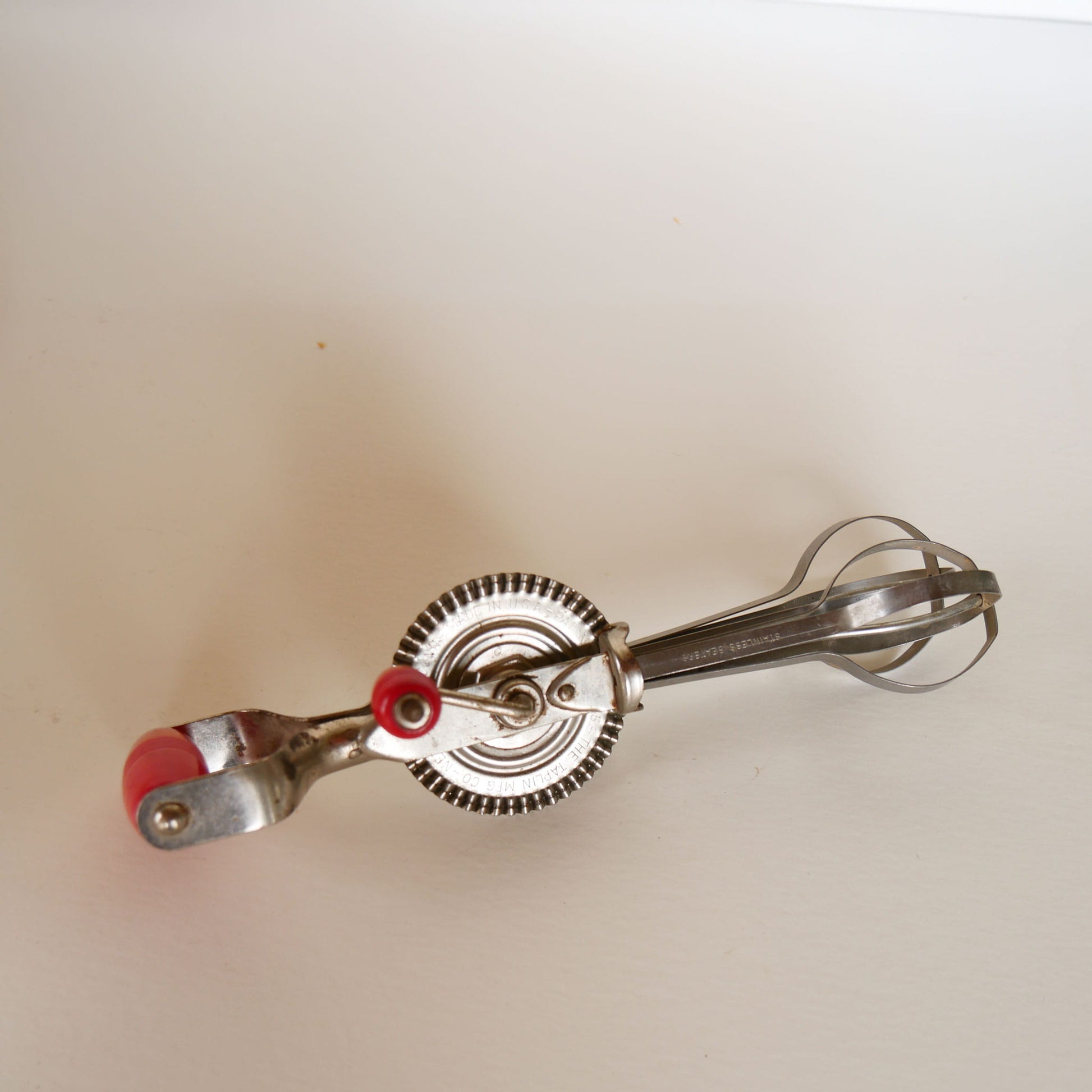 Vintage Handheld Mixer with Red Handles, Country Kitchen Utensils, Vintage Red Kitchen Utensils, Vintage REtro Red Kitchen, Vintage Egg Mixer, Vintage Red Handle Egg Mixer