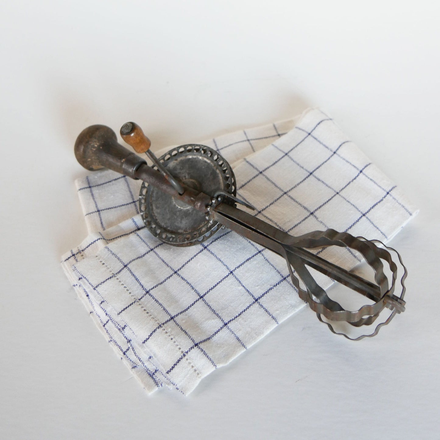 Vintage Metal Egg Beater, Vintage Kitchen Decor, Vintage Home DEcor, Vintage Egg Mixer