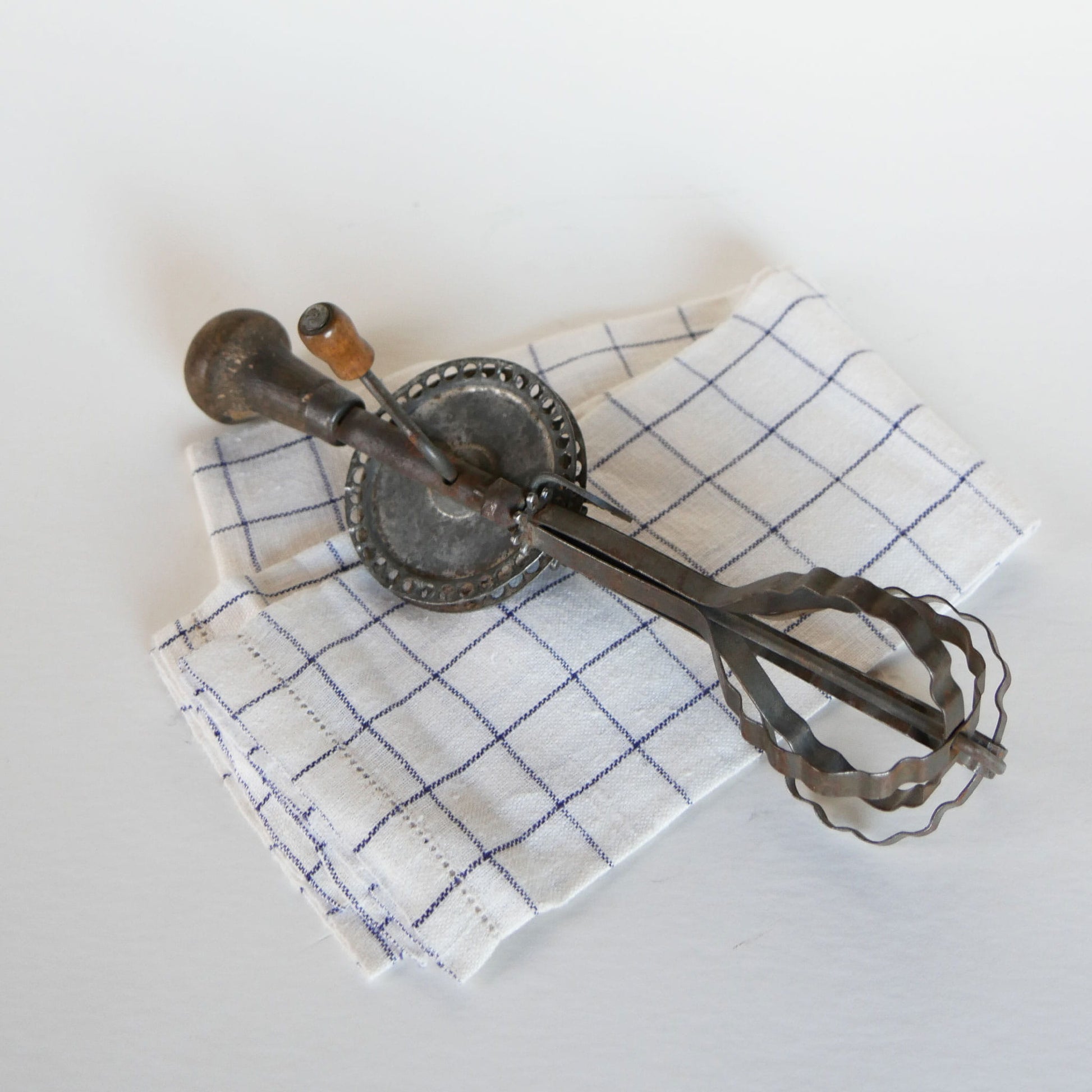 Vintage Metal Egg Beater, Vintage Kitchen Decor, Vintage Home DEcor, Vintage Egg Mixer