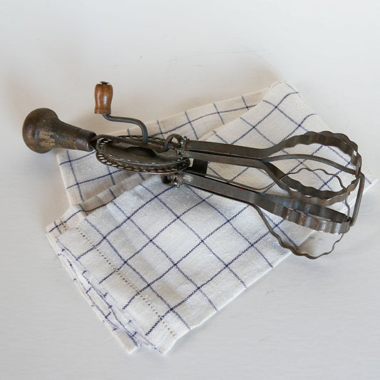 Vintage Metal Egg Beater, Vintage Kitchen Decor, Vintage Home DEcor, Vintage Egg Mixer