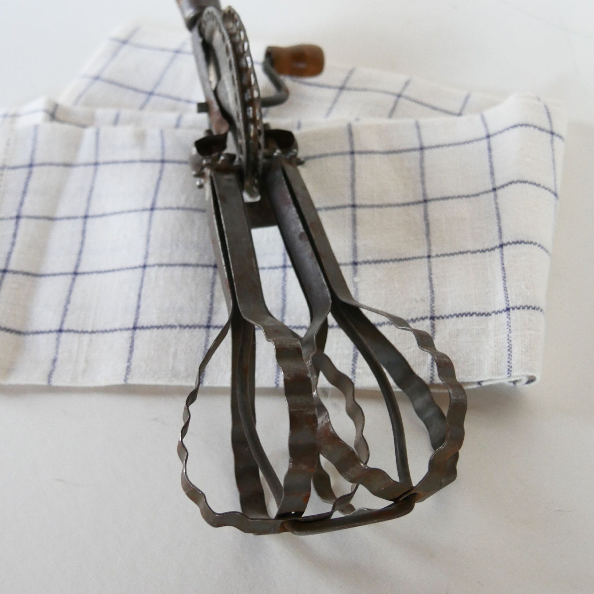 Vintage Metal Egg Beater, Vintage Kitchen Decor, Vintage Home DEcor, Vintage Egg Mixer