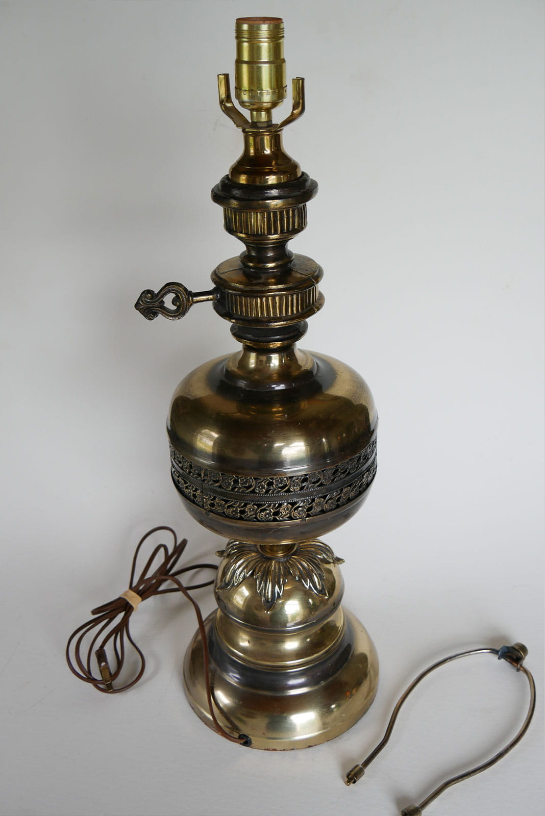 Vintage Ornate Gold Table Lamp, Ornate BRass Lamp, Vintage brass Lamp, Brass Table Lamp, Vintage Ornate BRass Table Lamp