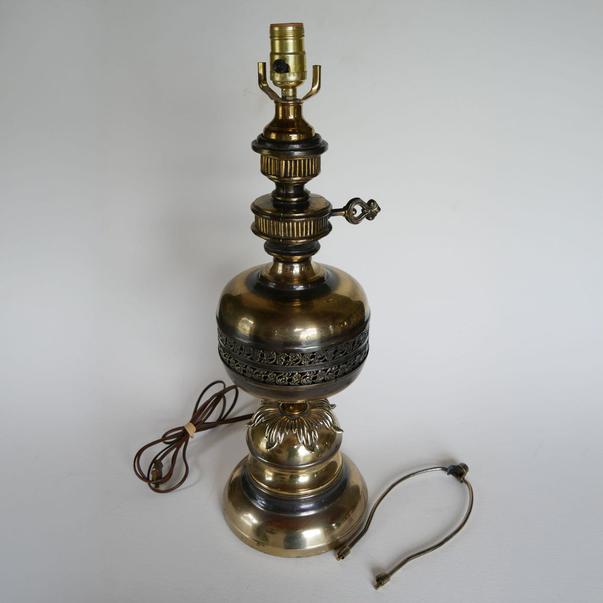 Vintage Ornate Gold Table Lamp, Ornate BRass Lamp, Vintage brass Lamp, Brass Table Lamp, Vintage Ornate BRass Table Lamp