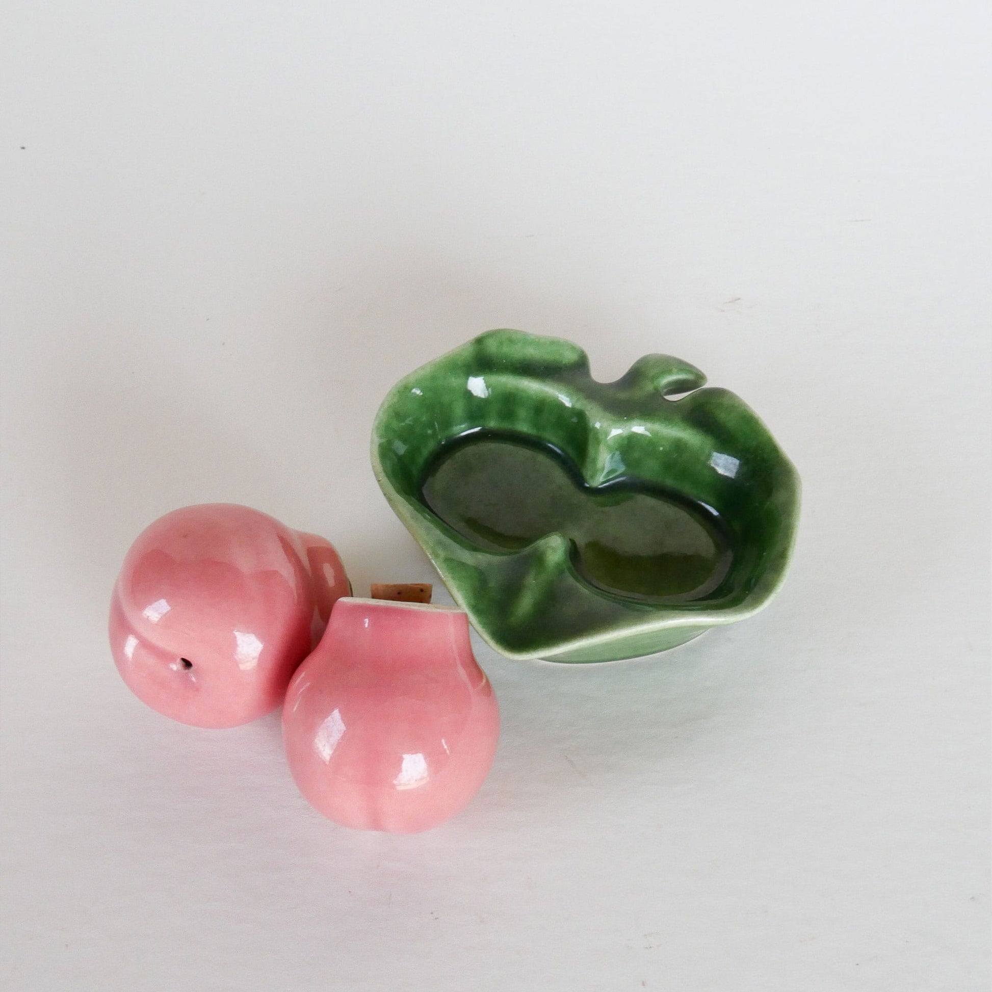 Vintage Peach Salt and Pepper Shakers, Vintage Fruit Salt Pepper Shakers, Vintage Peach Shakers, Vintage Kitchen Fruit, Vintage Shakers, Vintage Kitchen Decor