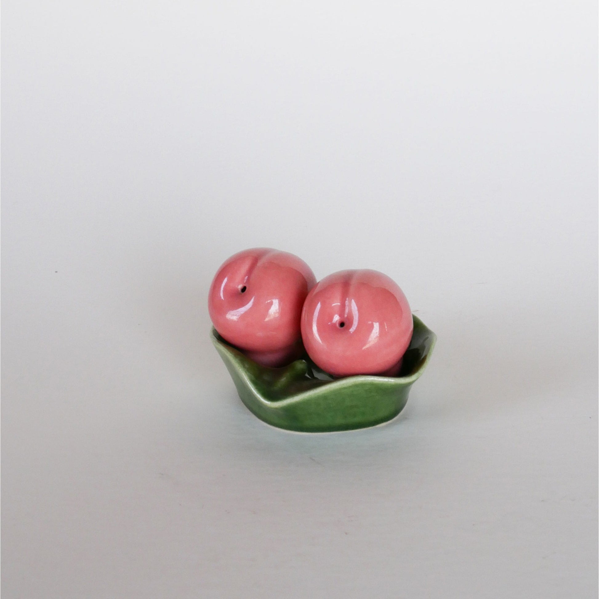 Vintage Peach Salt and Pepper Shakers, Vintage Fruit Salt Pepper Shakers, Vintage Peach Shakers, Vintage Kitchen Fruit, Vintage Shakers, Vintage Kitchen Decor