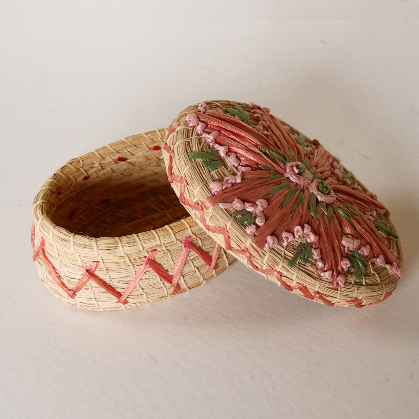 Vintage Pink Floral Raffia Straw Oval Storage Basket, Boho Basket Storage, Raffia Basket Storage Raffia Jewelry Box, Pink Floral Raffia Basket with Lid, Boho Basket Decor