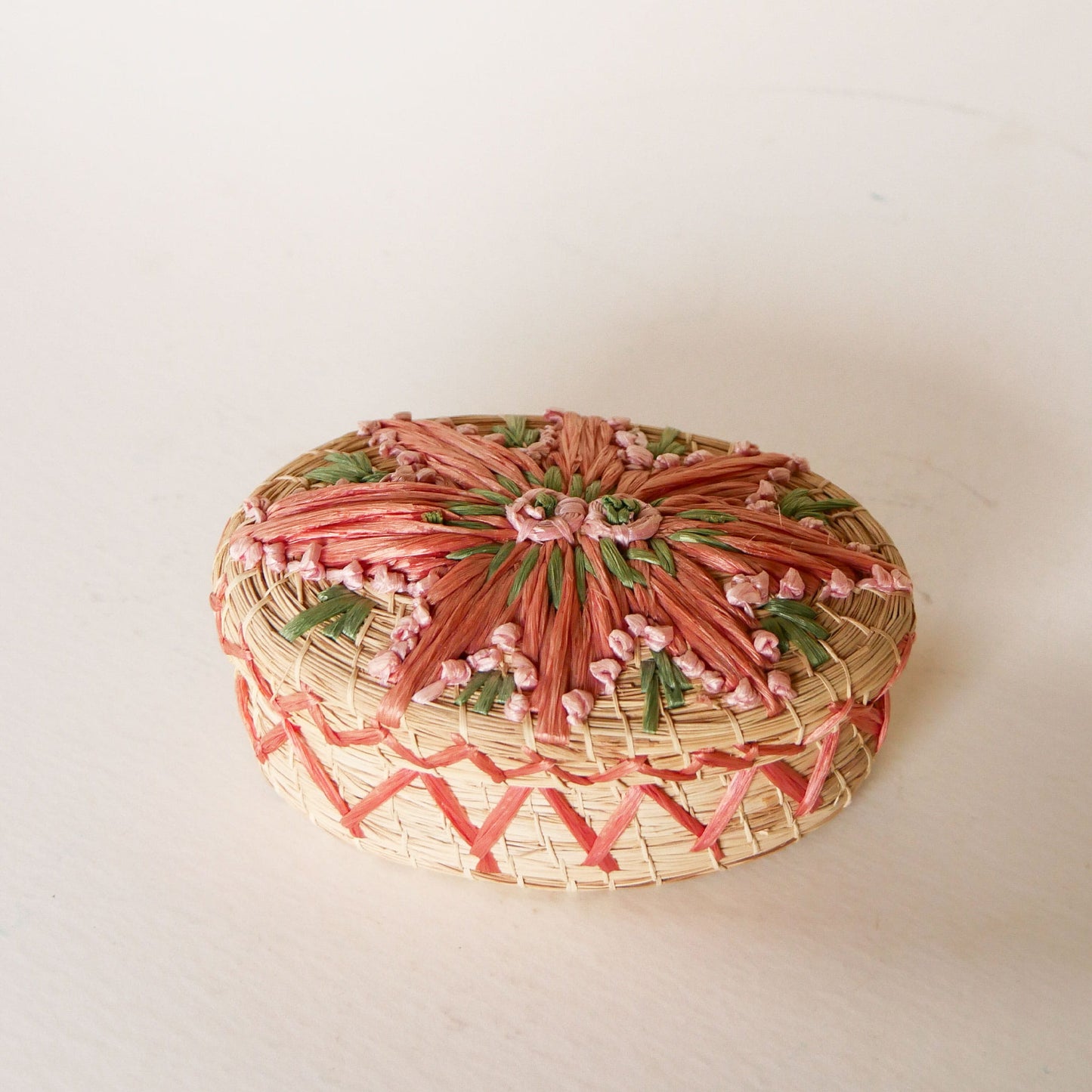 Vintage Pink Floral Raffia Straw Oval Storage Basket, Boho Basket Storage, Raffia Basket Storage Raffia Jewelry Box, Pink Floral Raffia Basket with Lid, Boho Basket Decor
