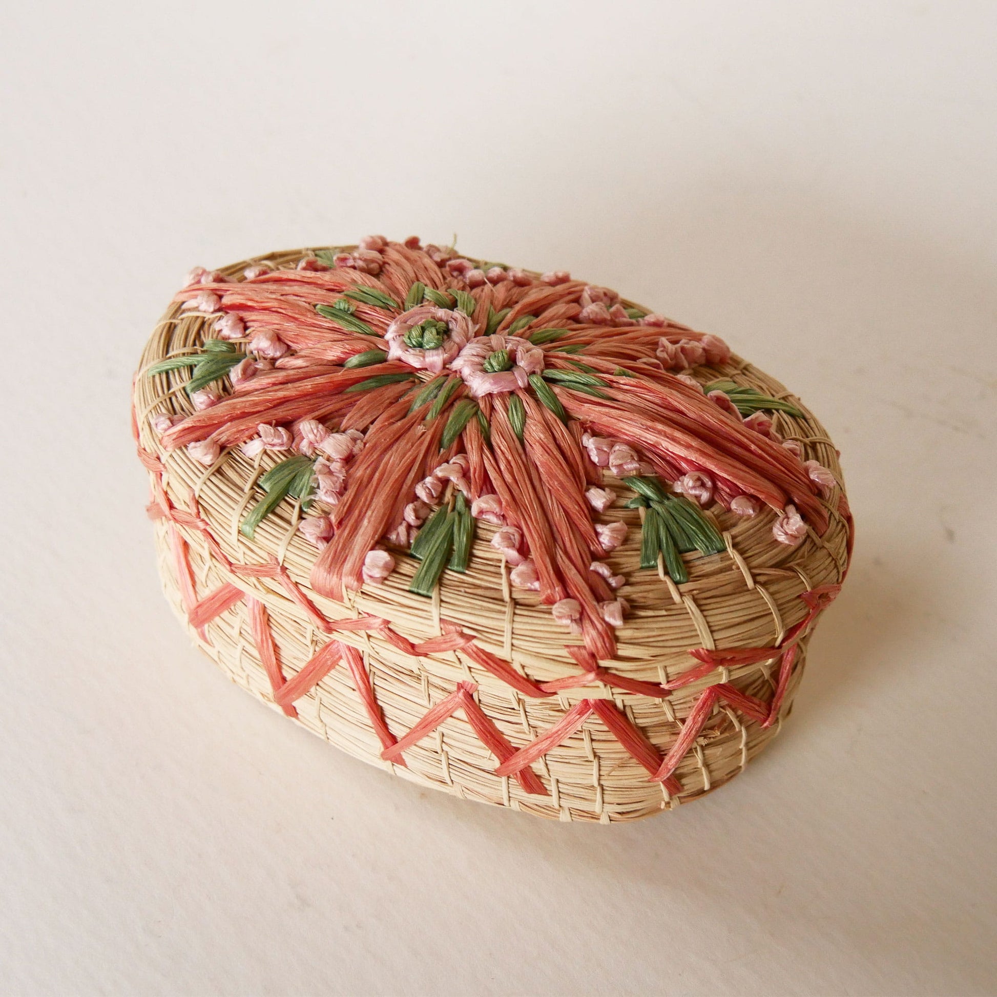 Vintage Pink Floral Raffia Straw Oval Storage Basket, Boho Basket Storage, Raffia Basket Storage Raffia Jewelry Box, Pink Floral Raffia Basket with Lid, Boho Basket Decor